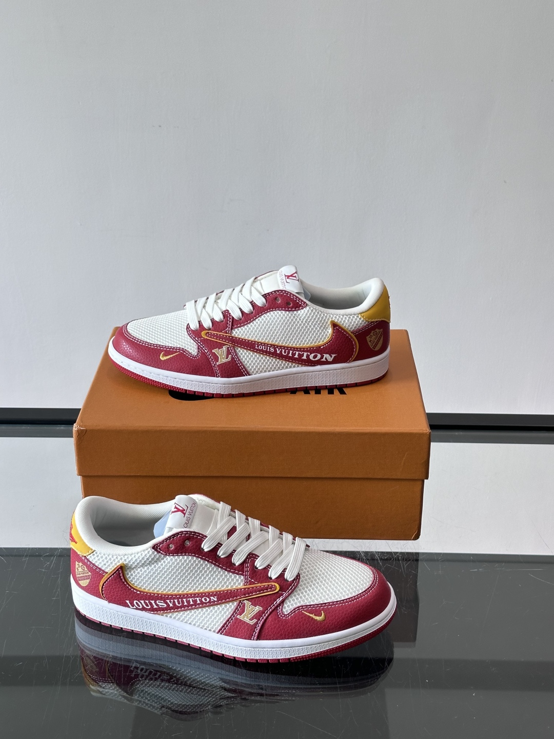 👟LV和Nike联名运动鞋，灵感来自Air Jordan 1，撞色超吸睛，鞋面用透气网布+皮革拼接，舒适
