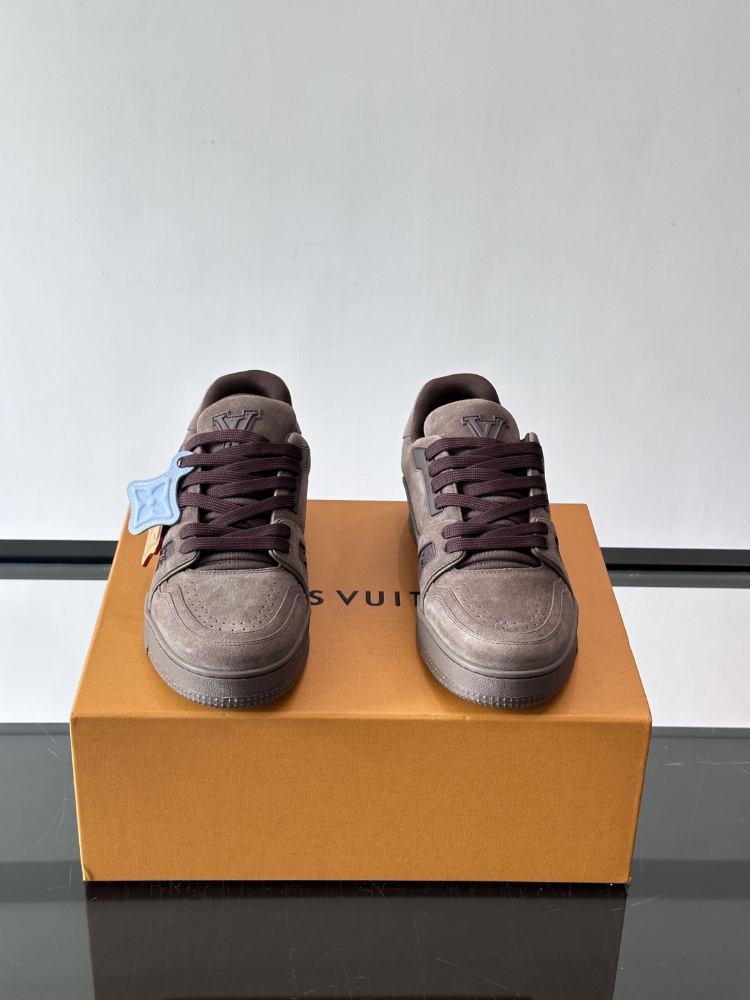 驴家 新配色 trainer运动鞋，本款 LV Trainer 运动鞋取材柔软粒面小牛皮，呈现纯净色调，