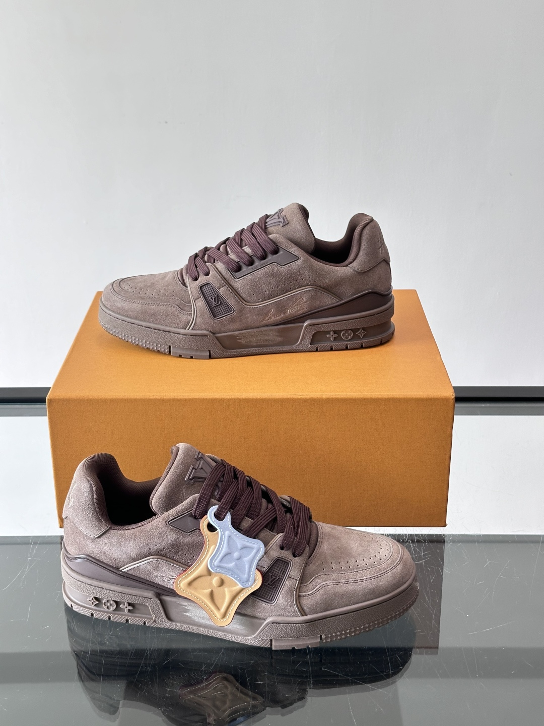 驴家 新配色 trainer运动鞋，本款 LV Trainer 运动鞋取材柔软粒面小牛皮，呈现纯净色调，