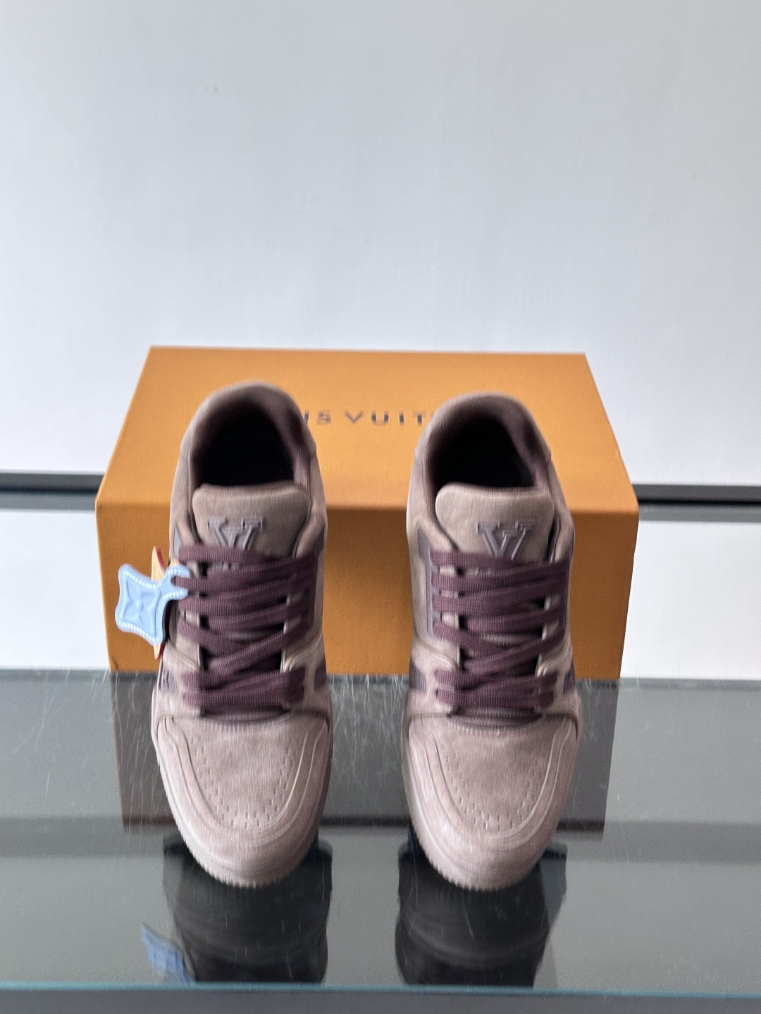 驴家 新配色 trainer运动鞋，本款 LV Trainer 运动鞋取材柔软粒面小牛皮，呈现纯净色调，