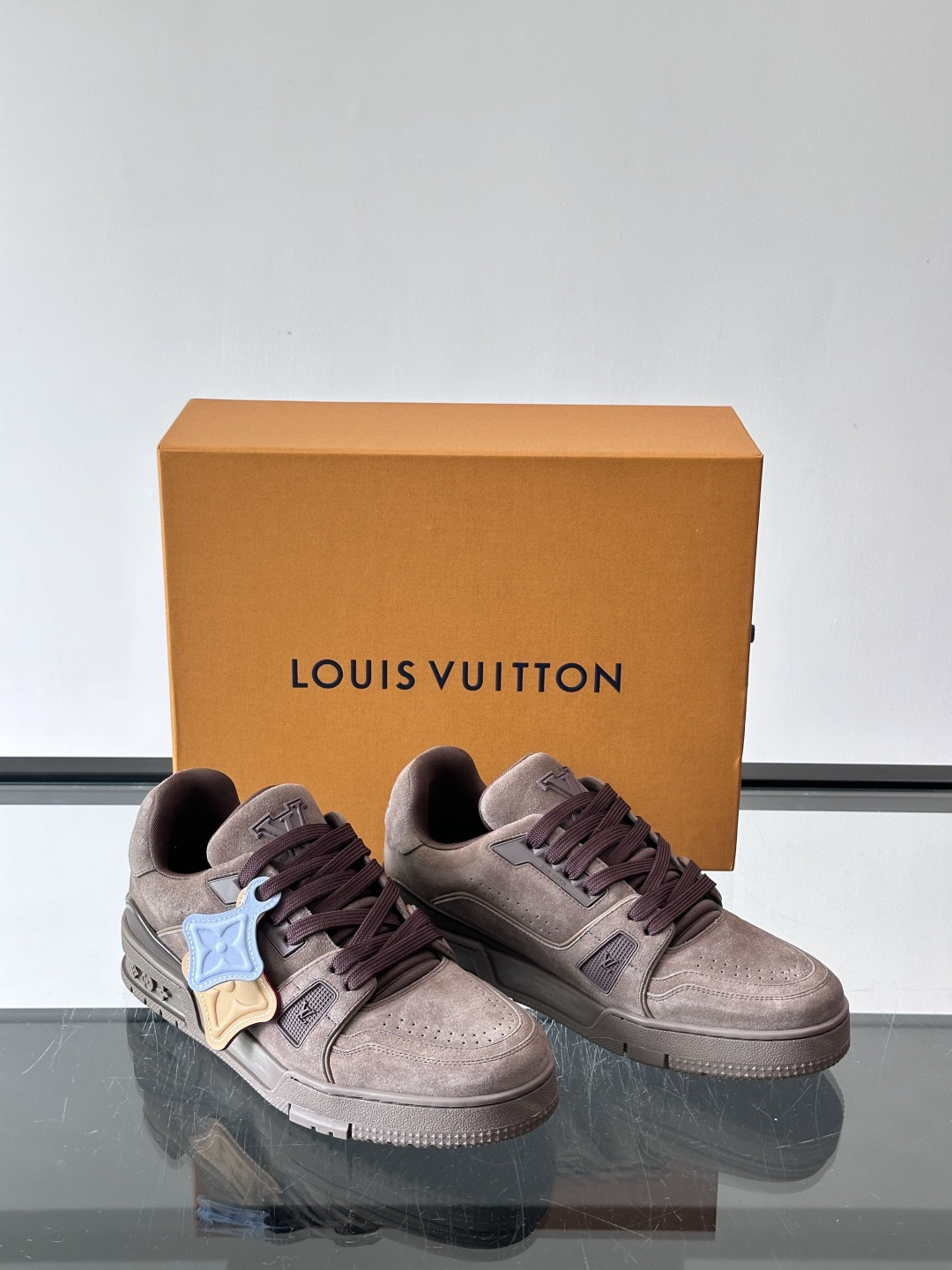 驴家 新配色 trainer运动鞋，本款 LV Trainer 运动鞋取材柔软粒面小牛皮，呈现纯净色调，
