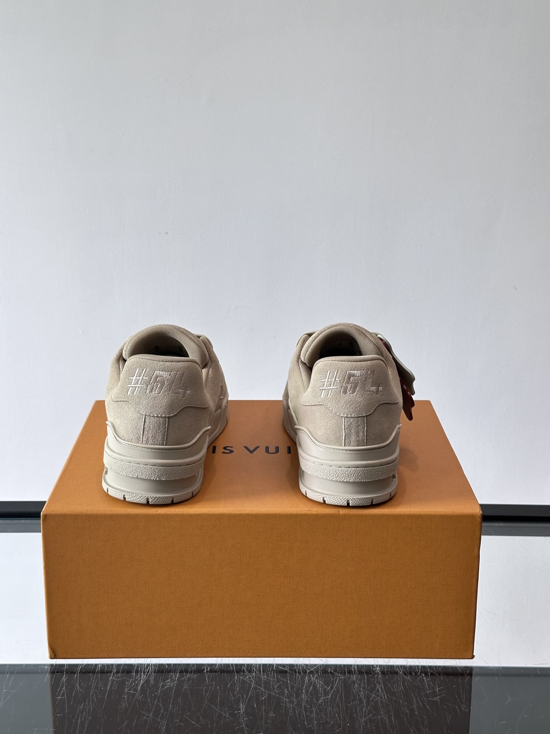驴家 新配色 trainer运动鞋，本款 LV Trainer 运动鞋取材柔软粒面小牛皮，呈现纯净色调，