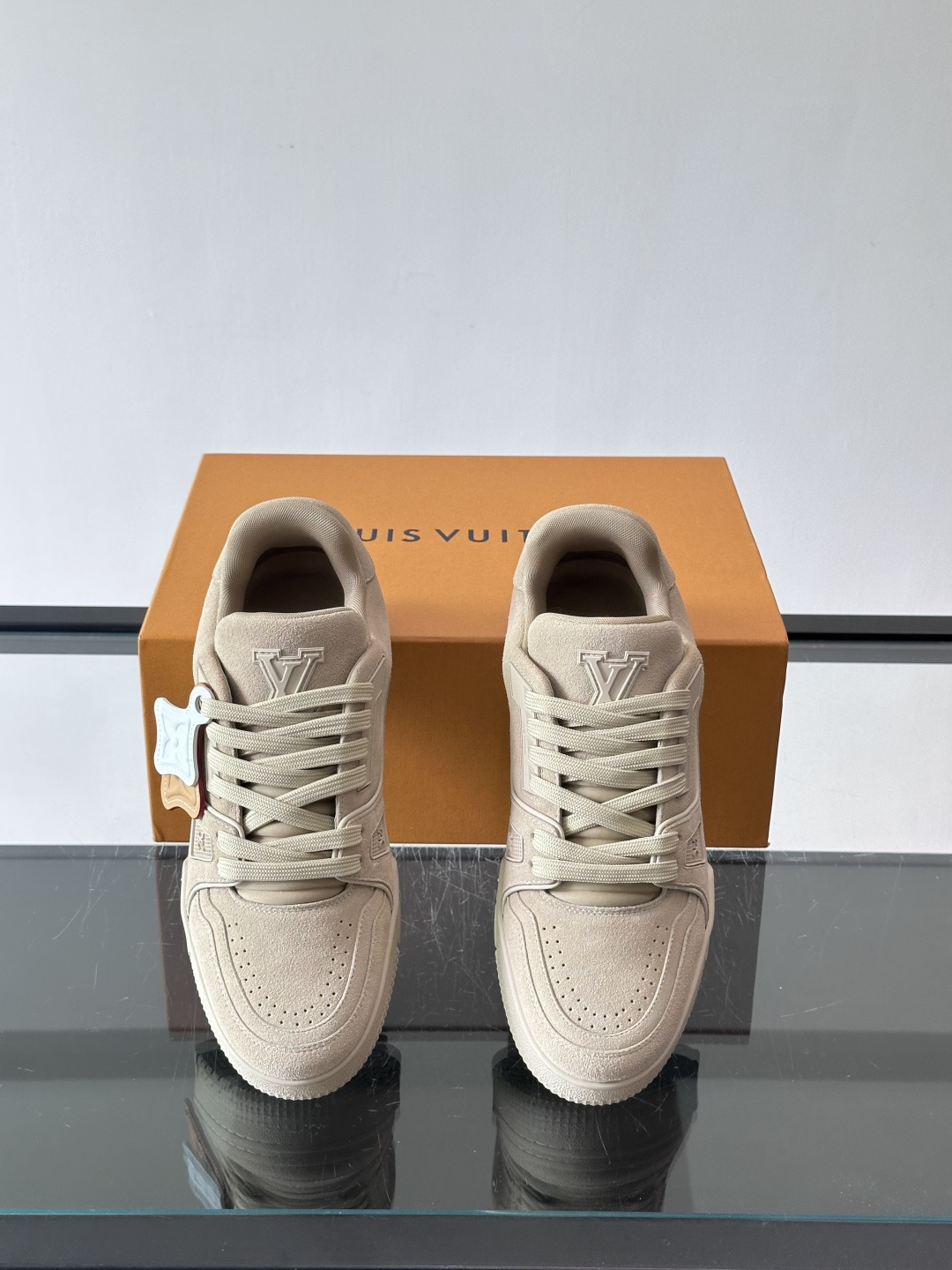 驴家 新配色 trainer运动鞋，本款 LV Trainer 运动鞋取材柔软粒面小牛皮，呈现纯净色调，