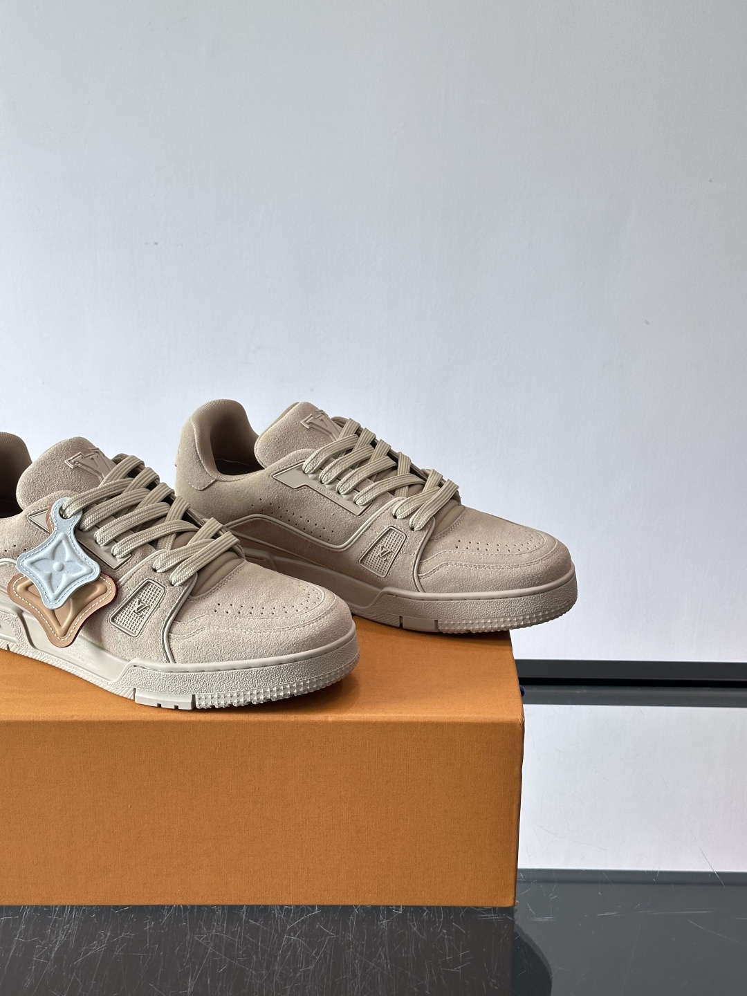 驴家 新配色 trainer运动鞋，本款 LV Trainer 运动鞋取材柔软粒面小牛皮，呈现纯净色调，