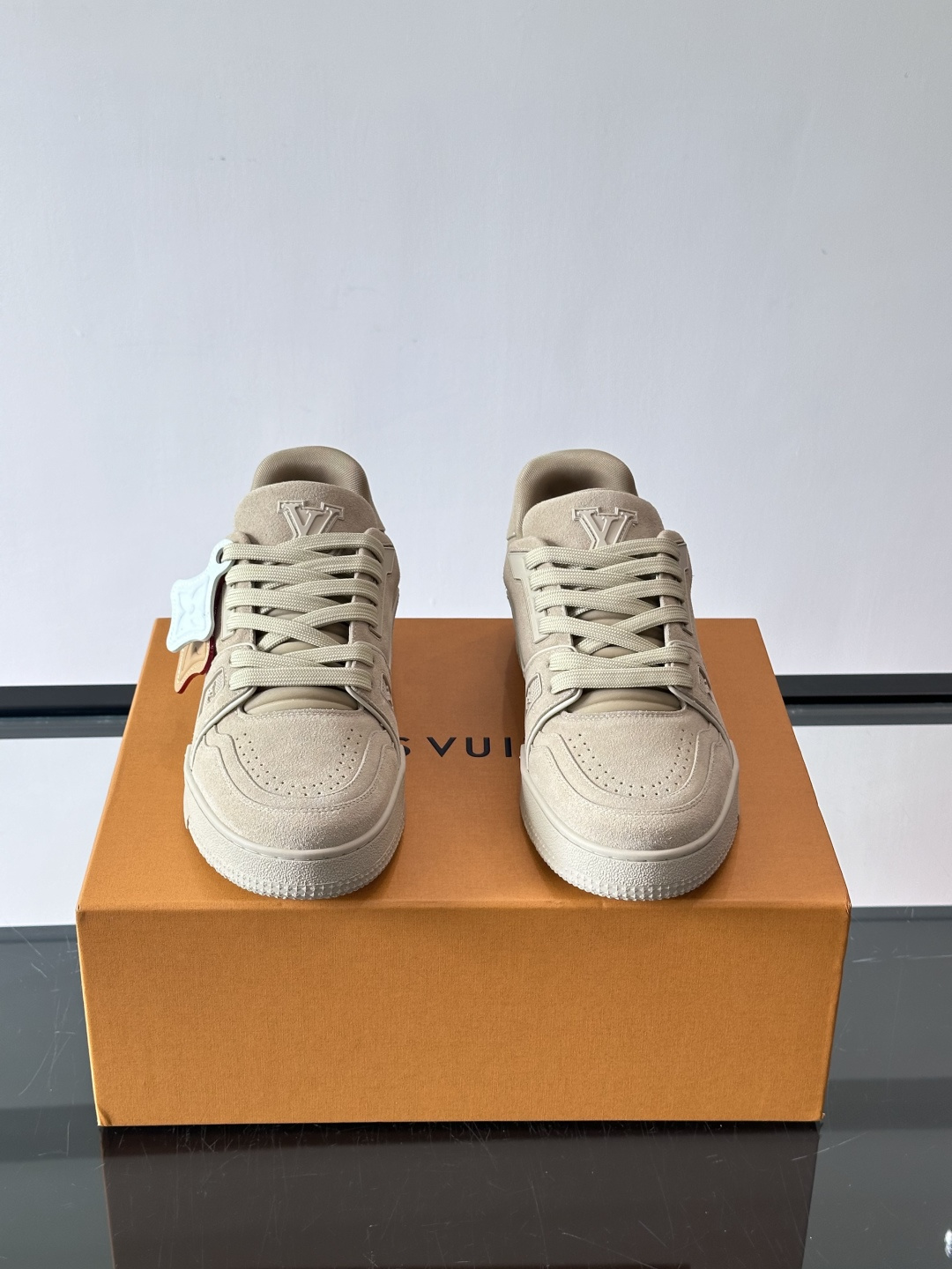 驴家 新配色 trainer运动鞋，本款 LV Trainer 运动鞋取材柔软粒面小牛皮，呈现纯净色调，