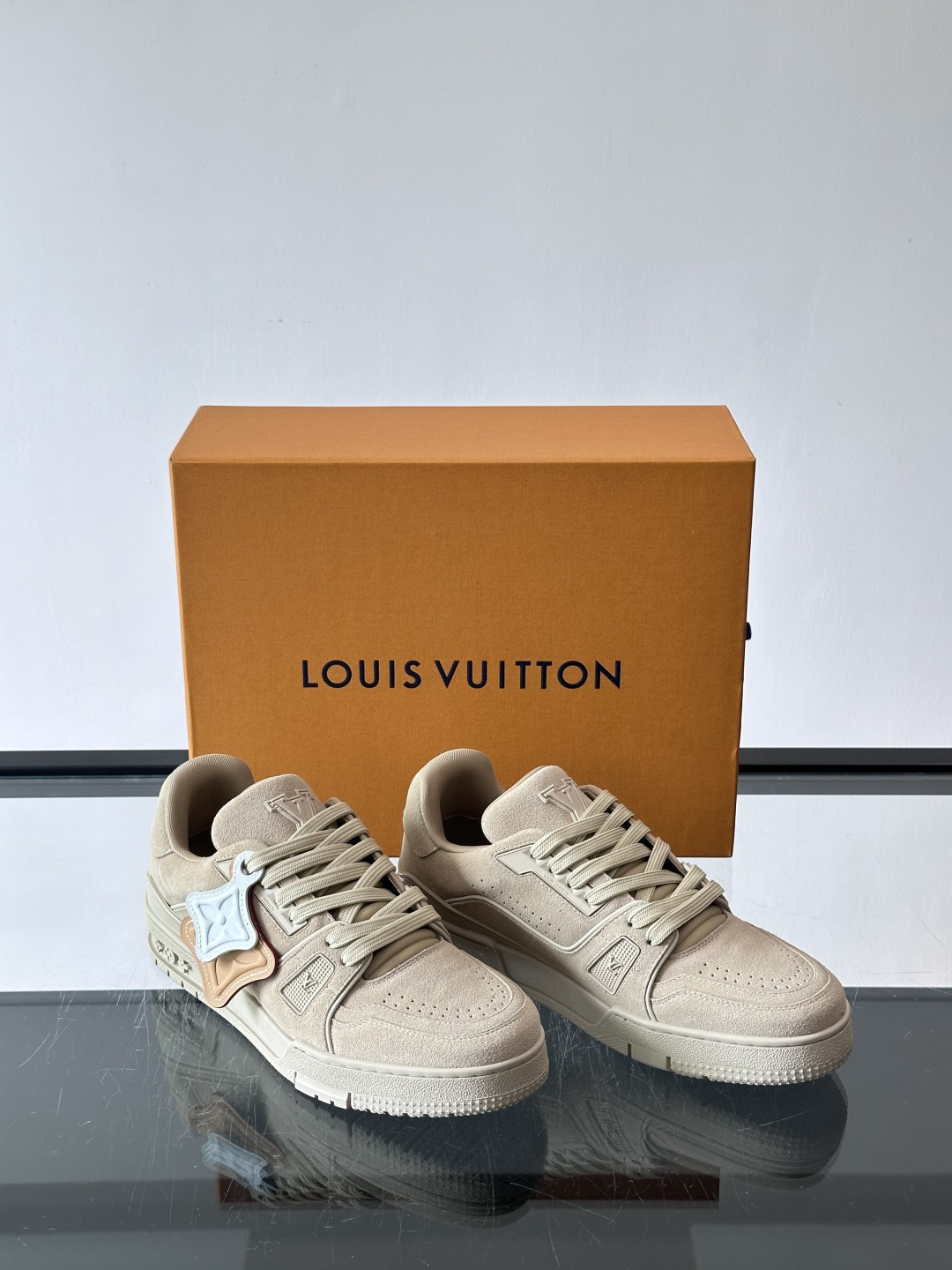 驴家 新配色 trainer运动鞋，本款 LV Trainer 运动鞋取材柔软粒面小牛皮，呈现纯净色调，