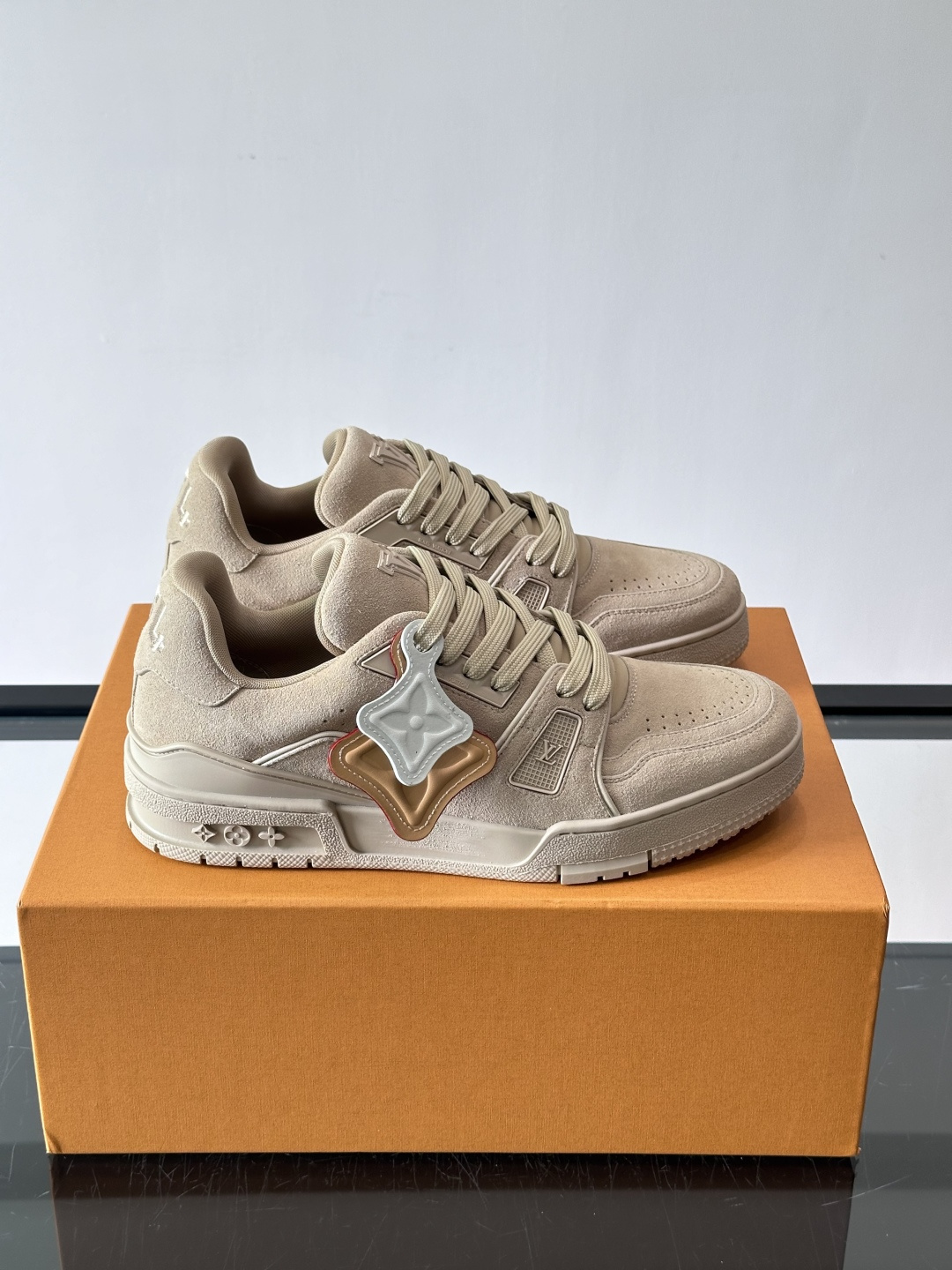 驴家 新配色 trainer运动鞋，本款 LV Trainer 运动鞋取材柔软粒面小牛皮，呈现纯净色调，