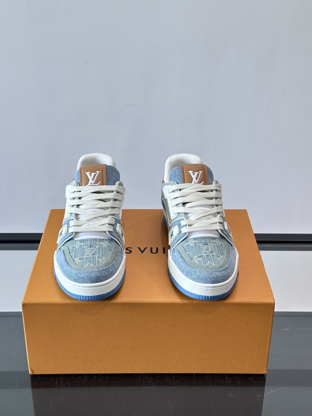驴家 新配色 trainer运动鞋，本款 LV Trainer 运动鞋取材柔软粒面小牛皮，呈现纯净色调，