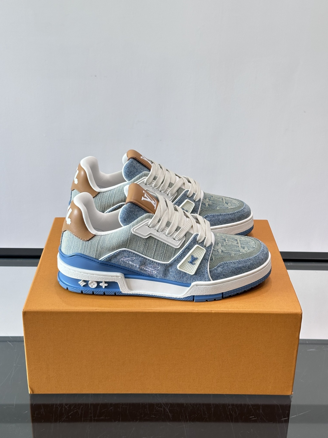 驴家 新配色 trainer运动鞋，本款 LV Trainer 运动鞋取材柔软粒面小牛皮，呈现纯净色调，