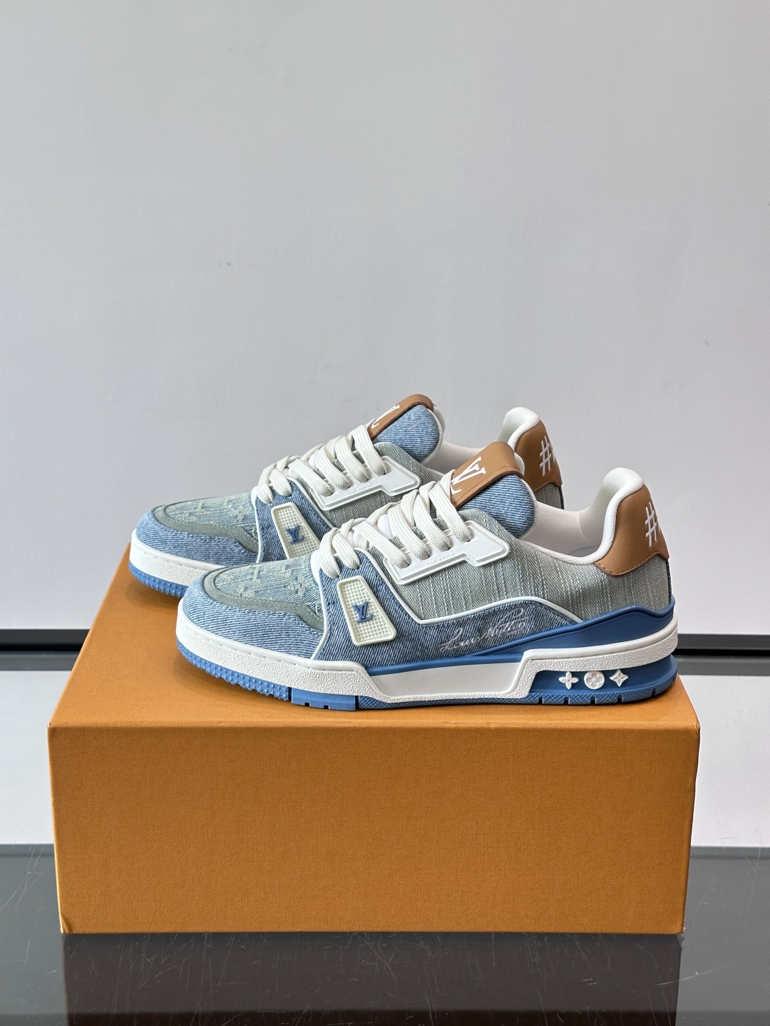 驴家 新配色 trainer运动鞋，本款 LV Trainer 运动鞋取材柔软粒面小牛皮，呈现纯净色调，