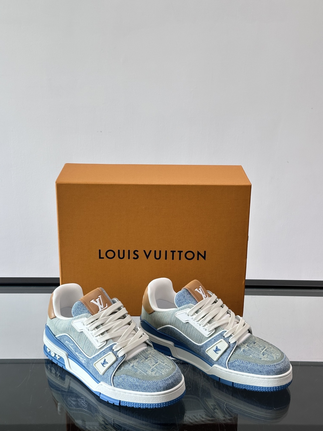 驴家 新配色 trainer运动鞋，本款 LV Trainer 运动鞋取材柔软粒面小牛皮，呈现纯净色调，