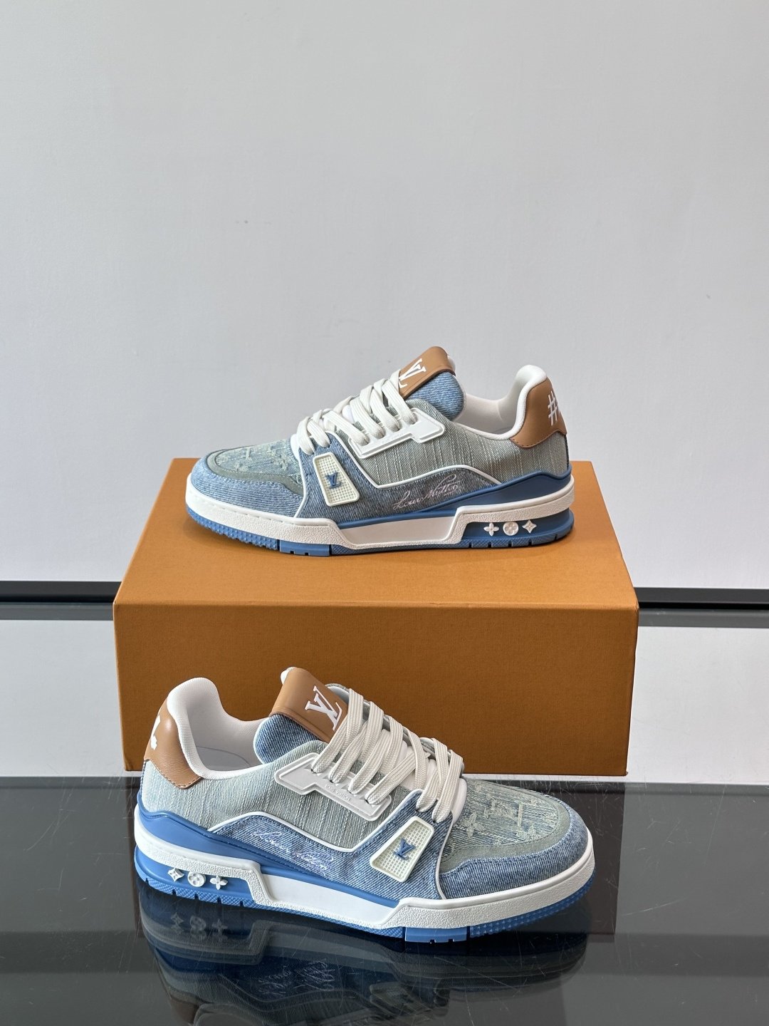 驴家 新配色 trainer运动鞋，本款 LV Trainer 运动鞋取材柔软粒面小牛皮，呈现纯净色调，