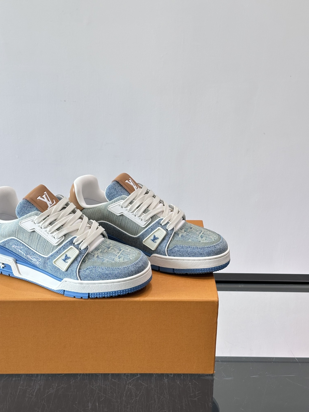 驴家 新配色 trainer运动鞋，本款 LV Trainer 运动鞋取材柔软粒面小牛皮，呈现纯净色调，