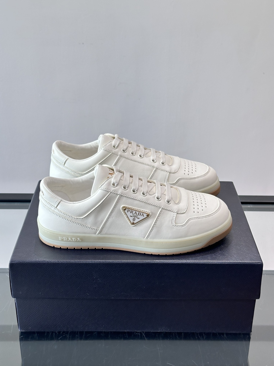 NO:833487,PRADA men's color-blocked sneakers, made of cow leather + classic triangle logo, simple and recognizable! 低帮圆头设计,白色鞋带+透气孔,舒适又实用.橡胶鞋底耐磨,日常通勤、休闲都OK,轻松驾驭,百搭不挑人～ ,size38-46,,prada,cowhide19860909PRADA男士拼色板鞋,牛皮革材质+经典三角标,简约又有辨识度！低帮圆头设计,白色鞋带+透气孔,舒适又实用.橡胶鞋底耐磨,日常通勤、休闲都OK,轻松驾驭,百搭不挑人～ ,size38-46,,prada,cowhide,Men's shoes