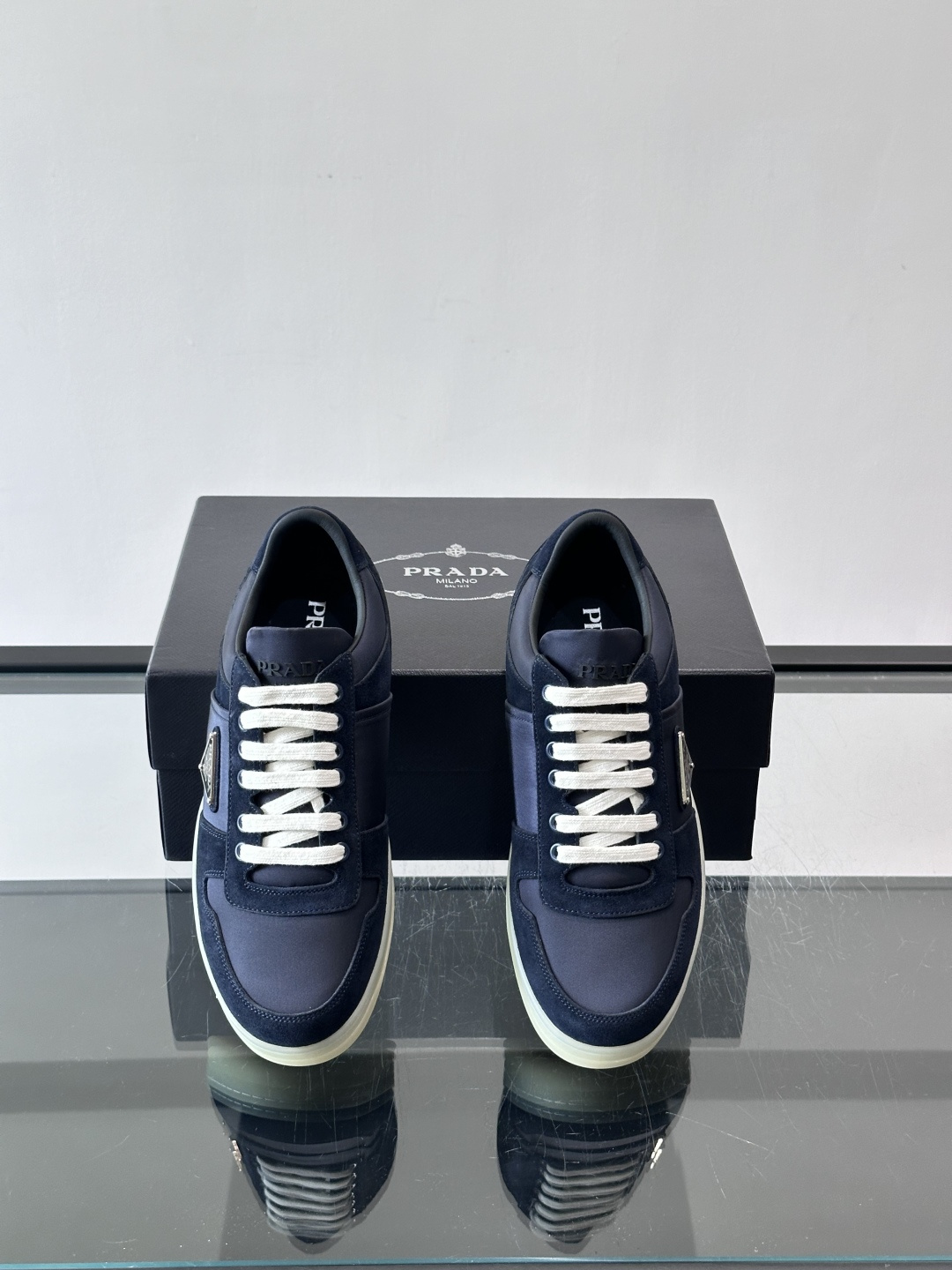 👟Prada男士拼色运动鞋，麂皮+皮革拼接，质感细腻又耐用✨。侧面三角标超有辨识度，配色低调百搭，日常穿