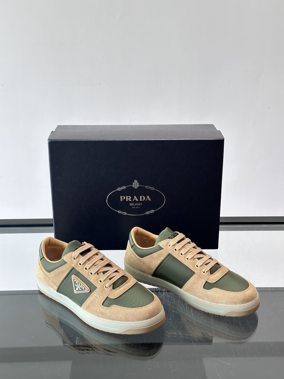 👟Prada男士拼色运动鞋，麂皮+皮革拼接，质感细腻又耐用✨。侧面三角标超有辨识度，配色低调百搭，日常穿