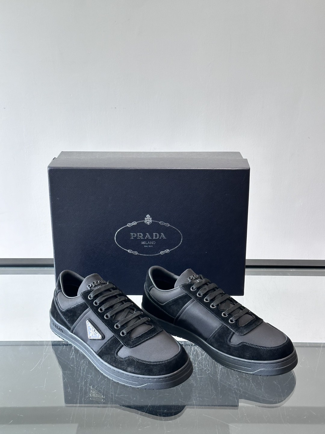 👟Prada男士拼色运动鞋，麂皮+皮革拼接，质感细腻又耐用✨。侧面三角标超有辨识度，配色低调百搭，日常穿