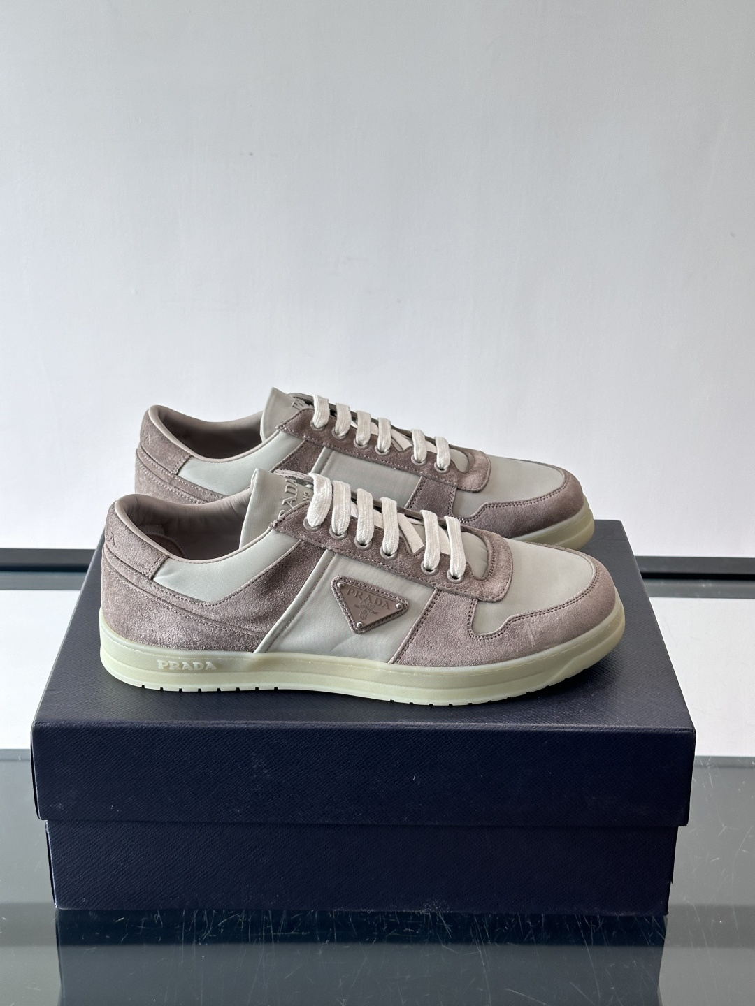 NO:833494,Prada men's color-blocked sneakers, suede + leather splicing, have a delicate texture and are durable. The triangle logo on the side is very recognizable, and the color is low-key and versatile, making daily wear stress-free. The rubber sole has good grip and is comfortable to wear. The simple design is both fashionable and practical, suitable for leisure or light sports!  Paired with Prada original shoe box, it is very convenient to collect and give as gifts. ,size38-46,,prada,sneakers,chamois leather19860909Prada男士拼色运动鞋,麂皮+皮革拼接,质感细腻又耐用.侧面三角标超有辨识度,配色低调百搭,日常穿搭无压力.橡胶鞋底抓地力好,穿着舒适,简约设计兼具时尚与实用,休闲或轻运动都OK！搭配Prada原装鞋盒,收藏送礼都很有面子. ,size38-46,,prada,sneakers,chamois leather,Men's shoes