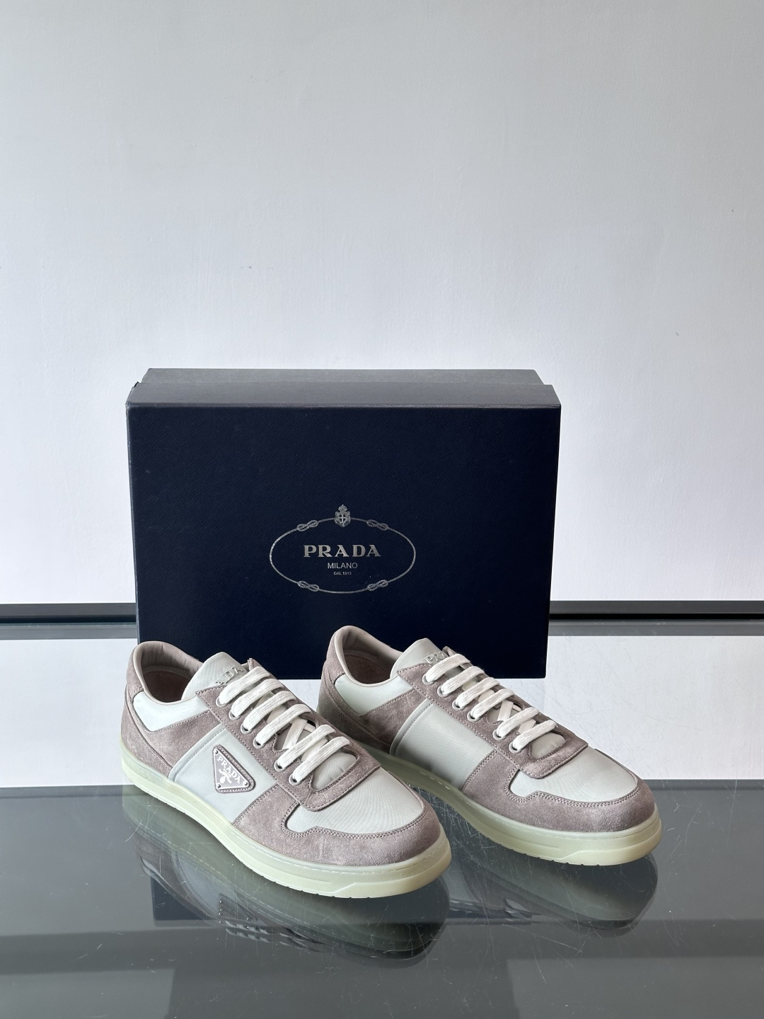 👟Prada男士拼色运动鞋，麂皮+皮革拼接，质感细腻又耐用✨。侧面三角标超有辨识度，配色低调百搭，日常穿