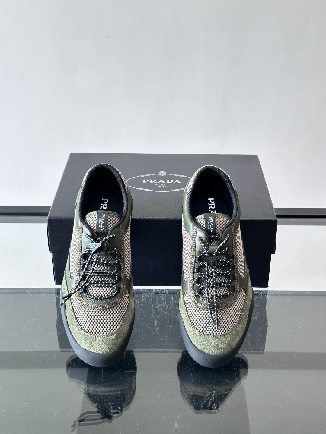 👟Prada男士休闲运动鞋。采用网面+麂皮拼接，透气又舒适，春夏穿超合适！黑色橡胶鞋底耐磨抓地力强，日常