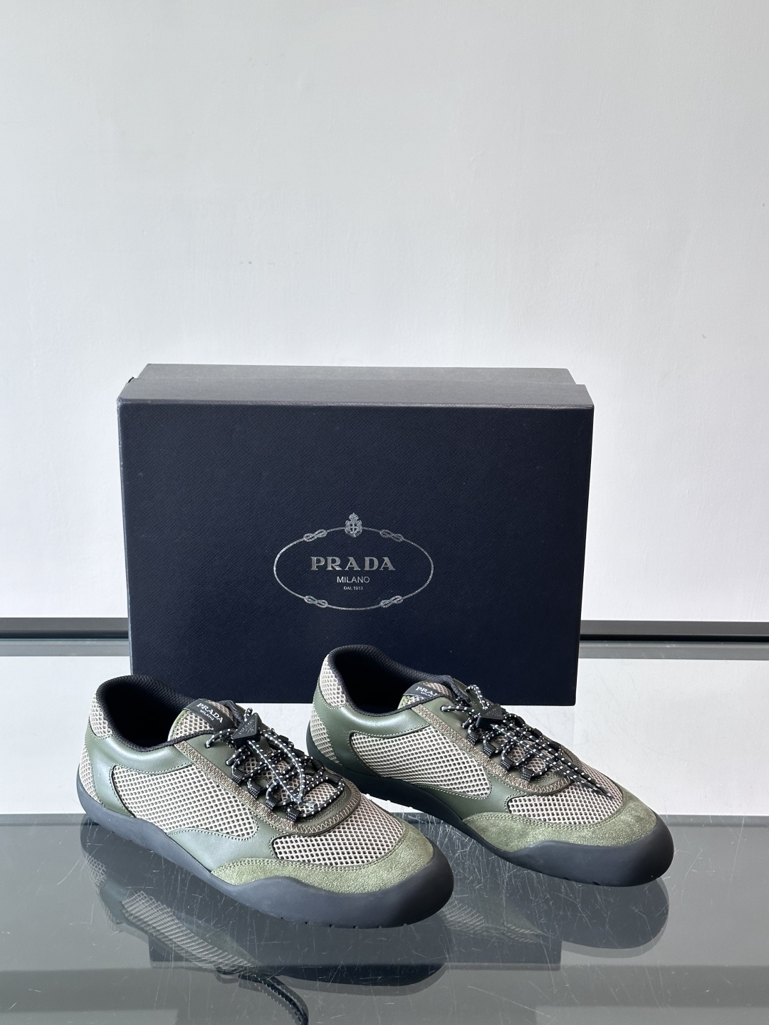 👟Prada男士休闲运动鞋。采用网面+麂皮拼接，透气又舒适，春夏穿超合适！黑色橡胶鞋底耐磨抓地力强，日常