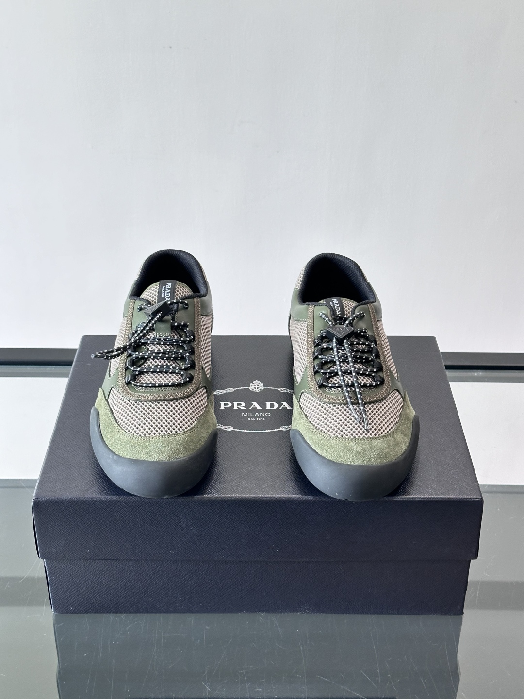 👟Prada男士休闲运动鞋。采用网面+麂皮拼接，透气又舒适，春夏穿超合适！黑色橡胶鞋底耐磨抓地力强，日常