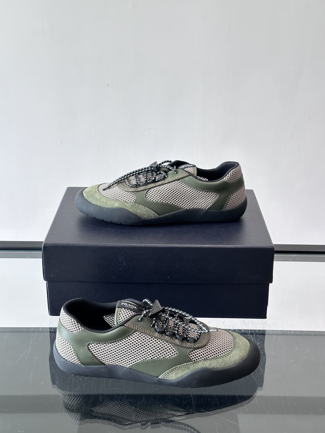 👟Prada男士休闲运动鞋。采用网面+麂皮拼接，透气又舒适，春夏穿超合适！黑色橡胶鞋底耐磨抓地力强，日常