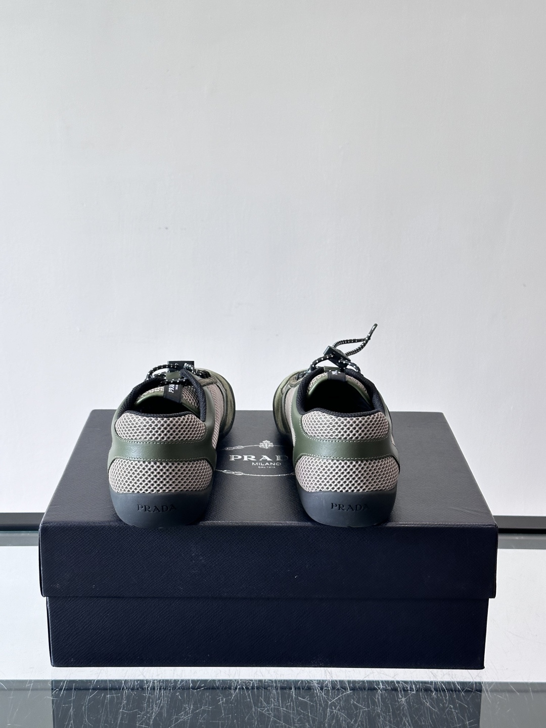 👟Prada男士休闲运动鞋。采用网面+麂皮拼接，透气又舒适，春夏穿超合适！黑色橡胶鞋底耐磨抓地力强，日常