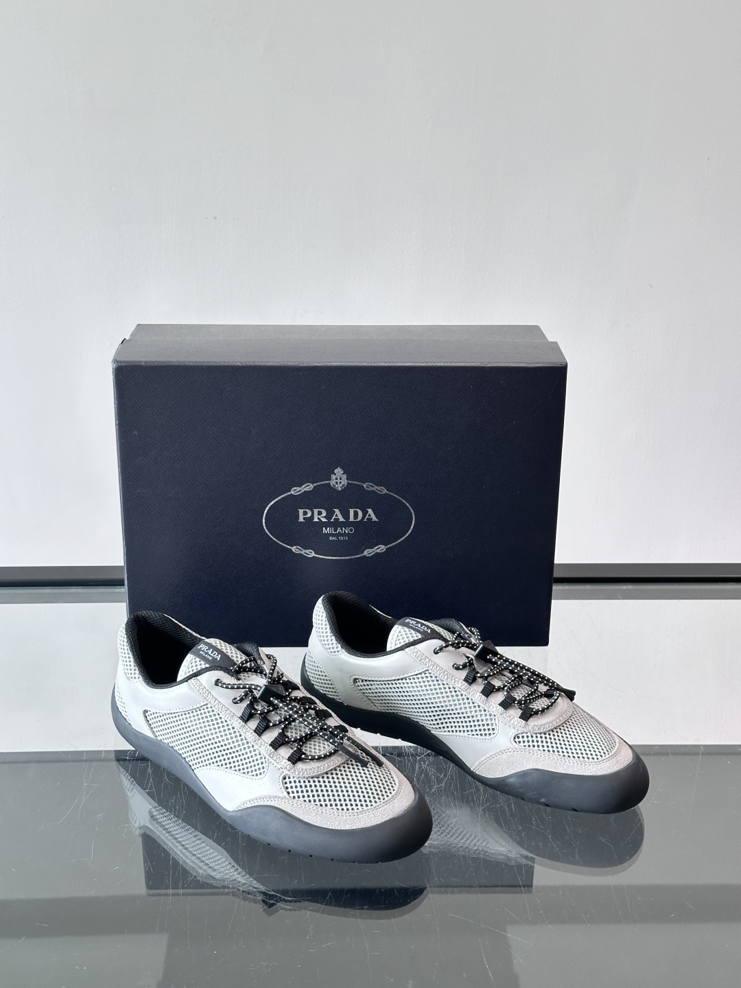 👟Prada男士休闲运动鞋。采用网面+麂皮拼接，透气又舒适，春夏穿超合适！黑色橡胶鞋底耐磨抓地力强，日常