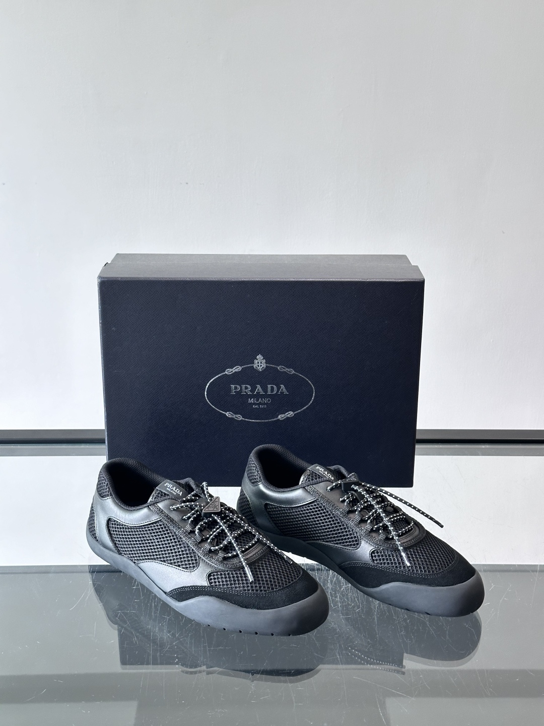 👟Prada男士休闲运动鞋。采用网面+麂皮拼接，透气又舒适，春夏穿超合适！黑色橡胶鞋底耐磨抓地力强，日常