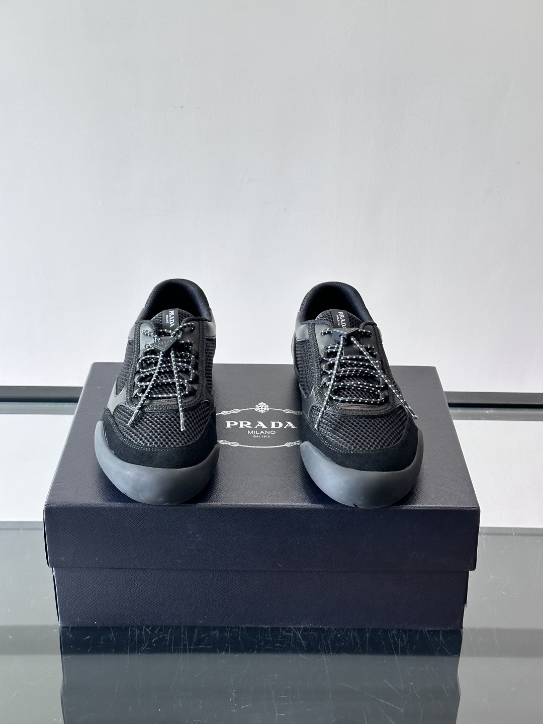 👟Prada男士休闲运动鞋。采用网面+麂皮拼接，透气又舒适，春夏穿超合适！黑色橡胶鞋底耐磨抓地力强，日常