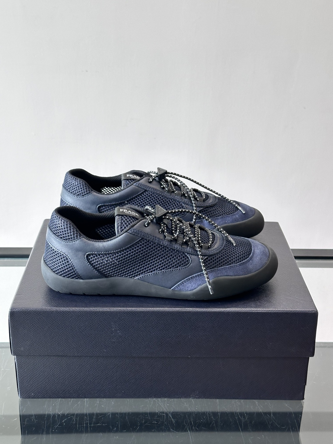 NO:833501,Prada men's casual sports shoes. Made of mesh + suede, they are breathable and comfortable, perfect for spring and summer!  The black rubber sole has strong wear-resistance and grip, and is suitable for daily commuting or light sports. The tongue has a classic logo and is full of details. The elastic shoelace design is very convenient to put on and take off. It can be easily controlled in retro workwear style, casual or street style, and it is both fashionable and practical!  ,size38-45,,prada,sneakers,chamois leather19860909Prada男士休闲运动鞋.采用网面+麂皮拼接,透气又舒适,春夏穿超合适！黑色橡胶鞋底耐磨抓地力强,日常通勤或轻运动都OK.鞋舌有经典Logo,细节满分.弹性鞋带设计,穿脱超方便,复古工装风,休闲或街头风都能轻松驾驭,时尚实用两不误！ ,size38-45,,prada,sneakers,chamois leather,Men's shoes