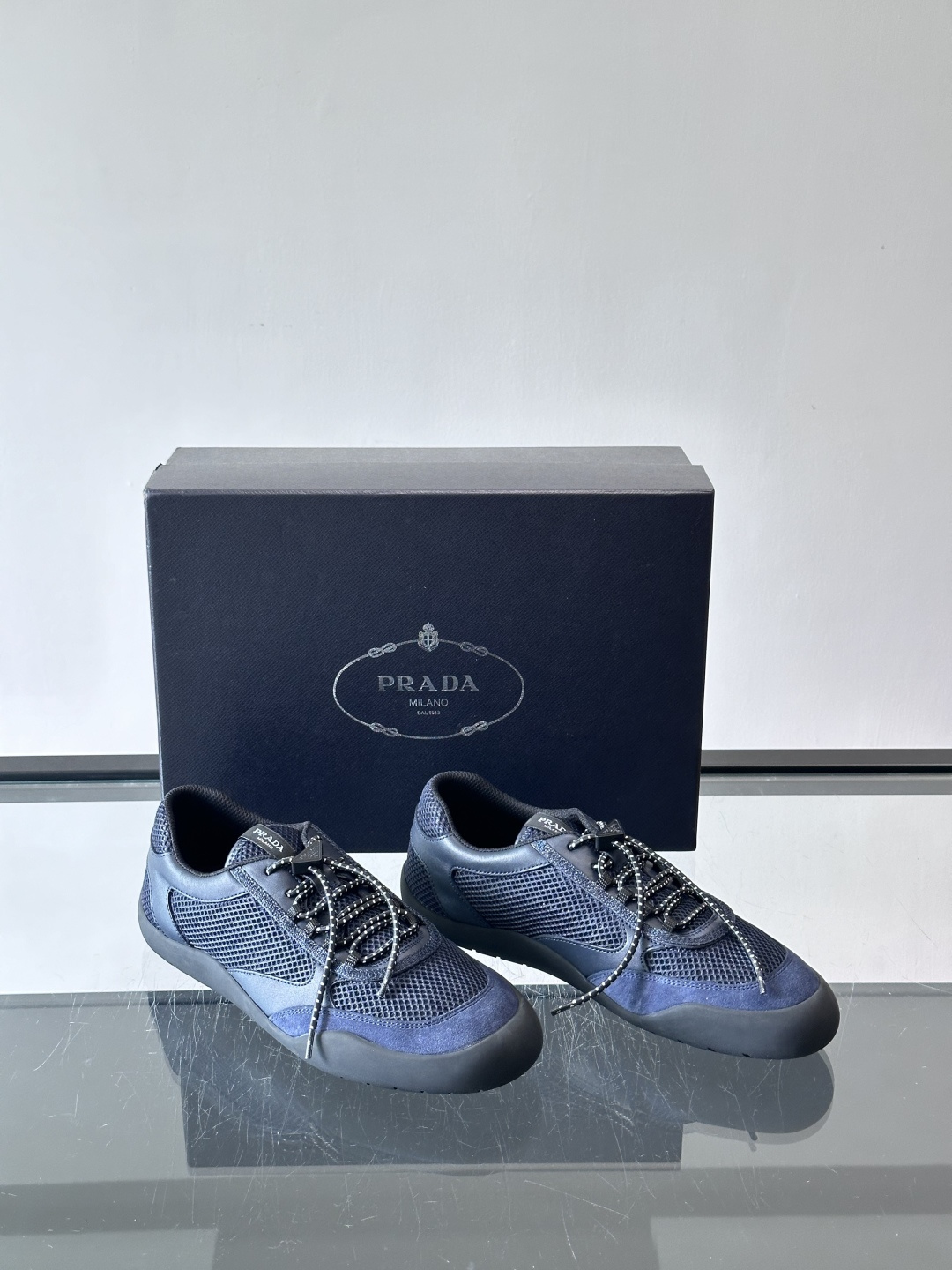 👟Prada男士休闲运动鞋。采用网面+麂皮拼接，透气又舒适，春夏穿超合适！黑色橡胶鞋底耐磨抓地力强，日常