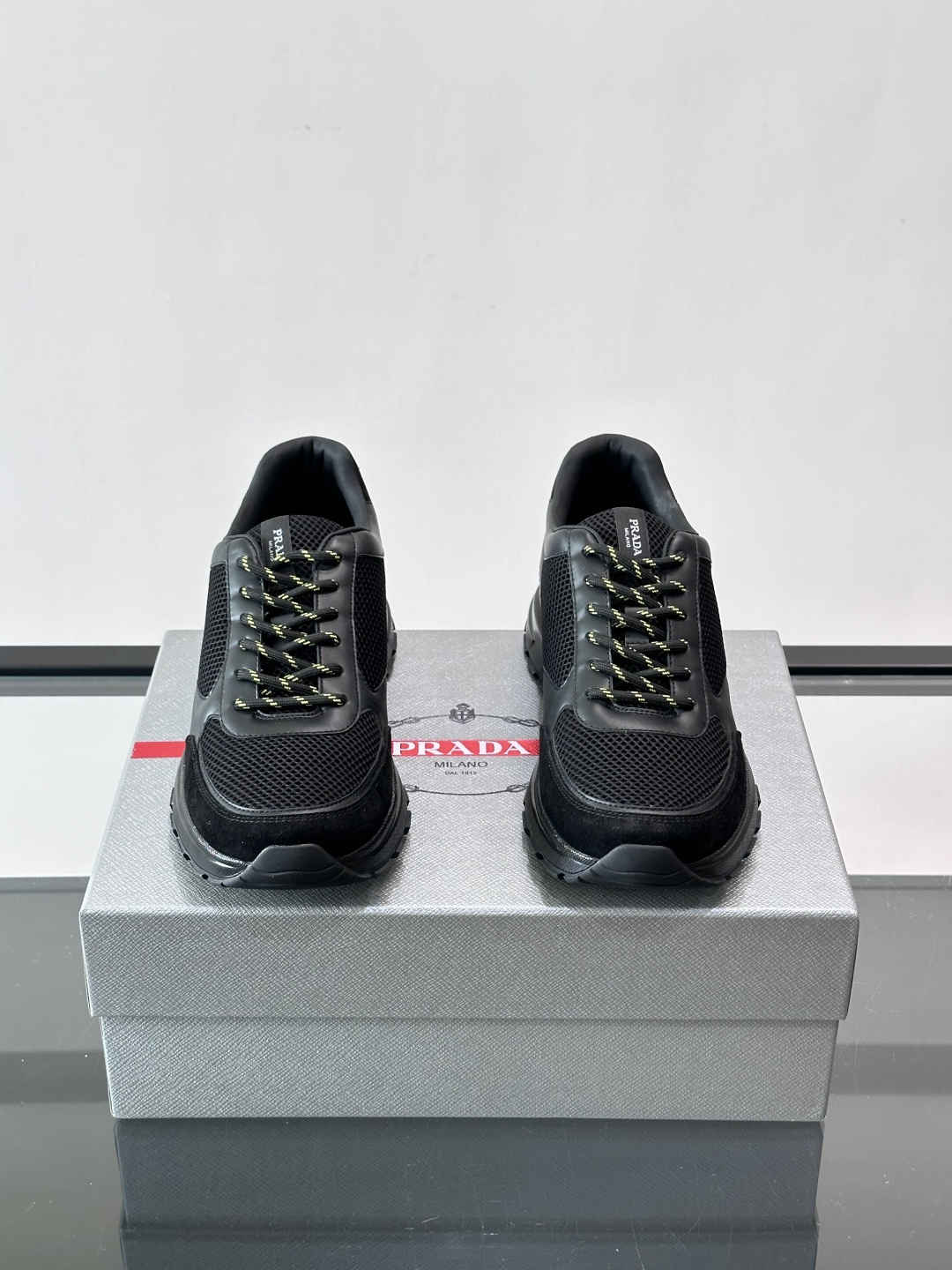 👟Prada男士休闲运动鞋，牛皮+尼龙网布拼接，质感与透气性兼具，简约大气，金属孔眼+棉质鞋带，细节满分