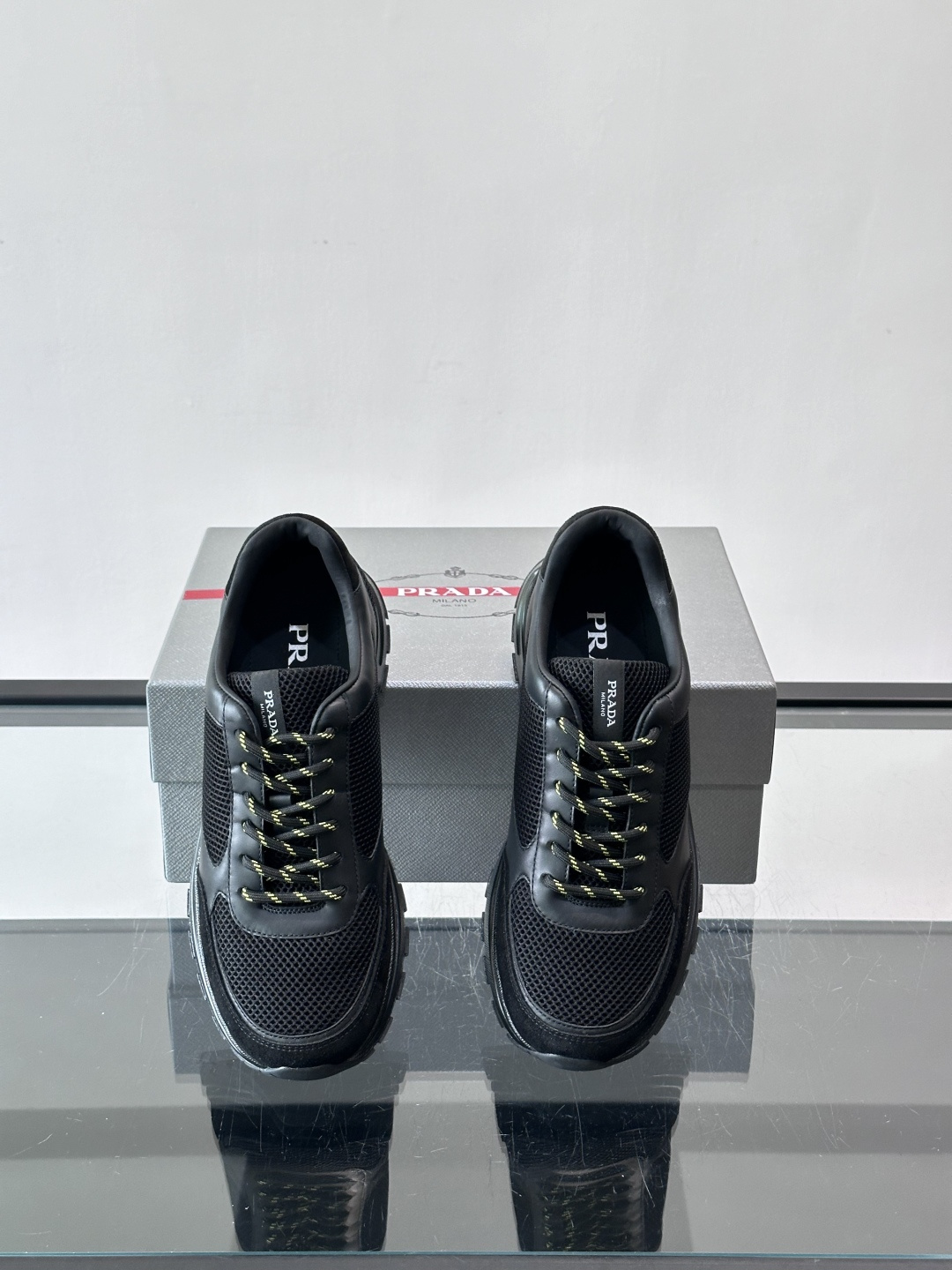 👟Prada男士休闲运动鞋，牛皮+尼龙网布拼接，质感与透气性兼具，简约大气，金属孔眼+棉质鞋带，细节满分