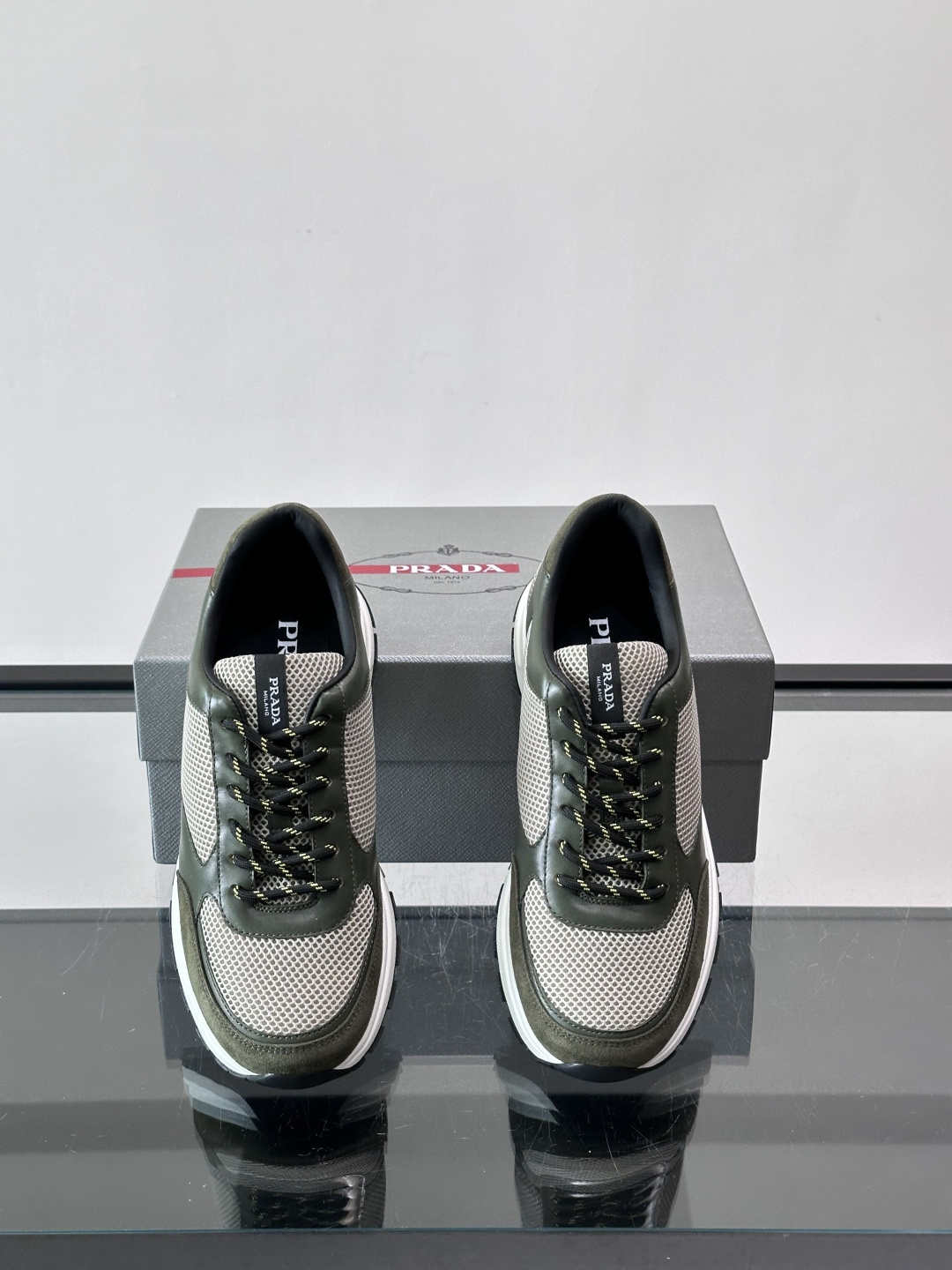 👟Prada男士休闲运动鞋，牛皮+尼龙网布拼接，质感与透气性兼具，简约大气，金属孔眼+棉质鞋带，细节满分