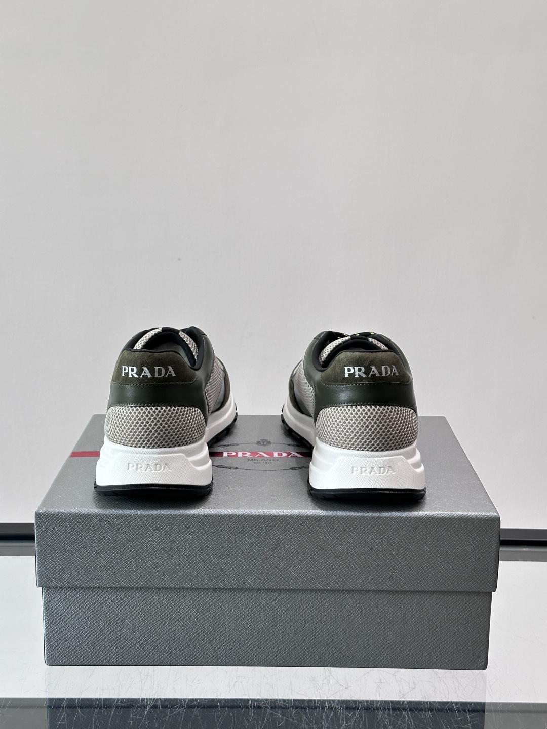 👟Prada男士休闲运动鞋，牛皮+尼龙网布拼接，质感与透气性兼具，简约大气，金属孔眼+棉质鞋带，细节满分