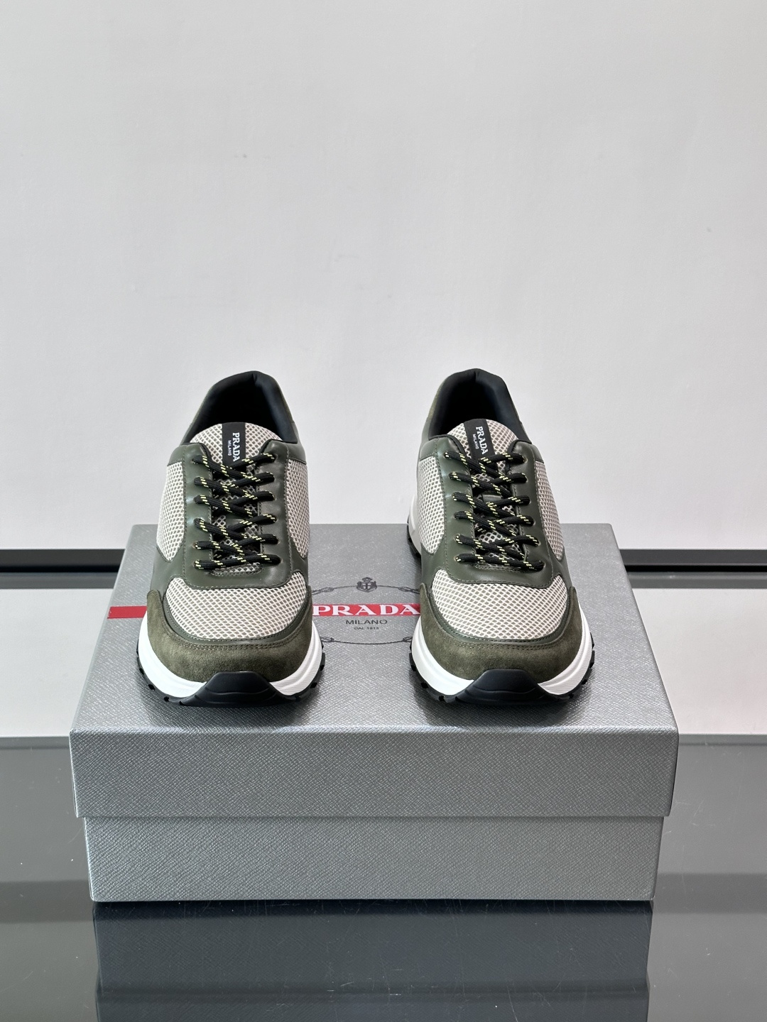 👟Prada男士休闲运动鞋，牛皮+尼龙网布拼接，质感与透气性兼具，简约大气，金属孔眼+棉质鞋带，细节满分