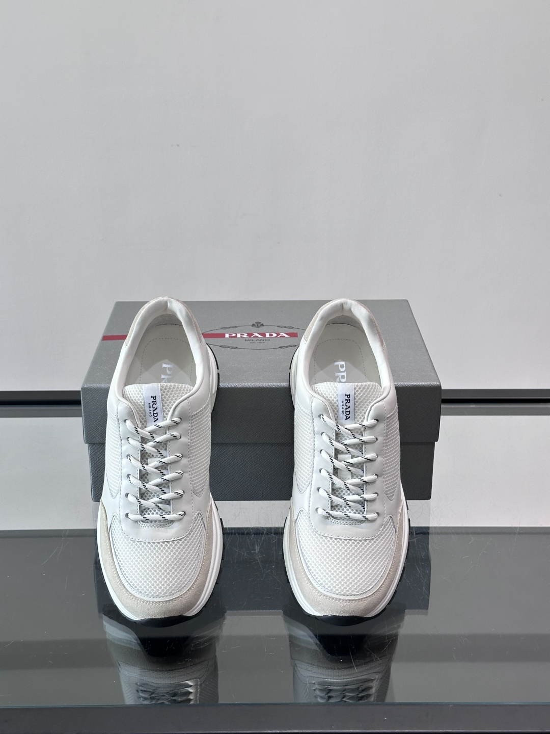 👟Prada男士休闲运动鞋，牛皮+尼龙网布拼接，质感与透气性兼具，简约大气，金属孔眼+棉质鞋带，细节满分
