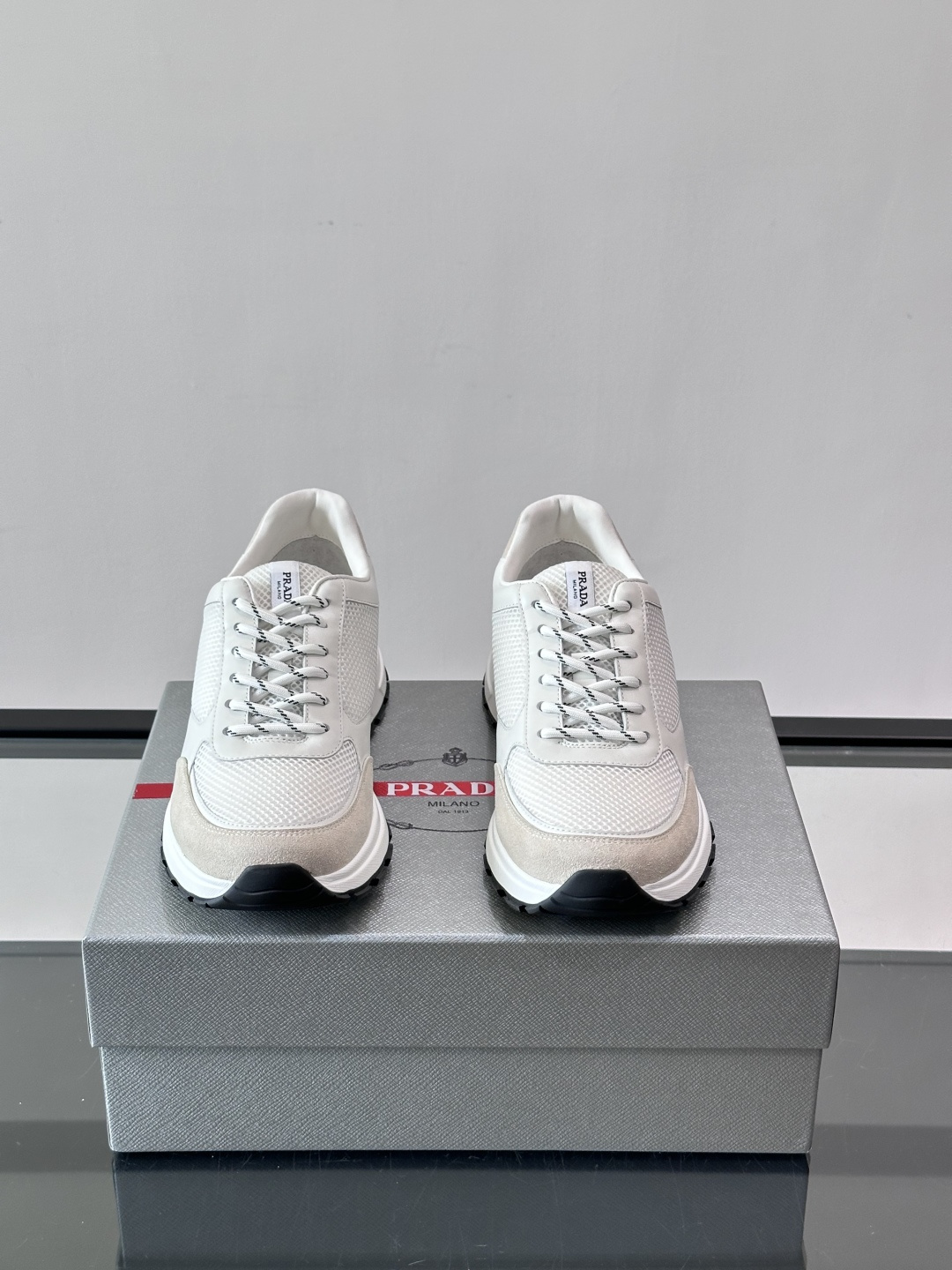 👟Prada男士休闲运动鞋，牛皮+尼龙网布拼接，质感与透气性兼具，简约大气，金属孔眼+棉质鞋带，细节满分