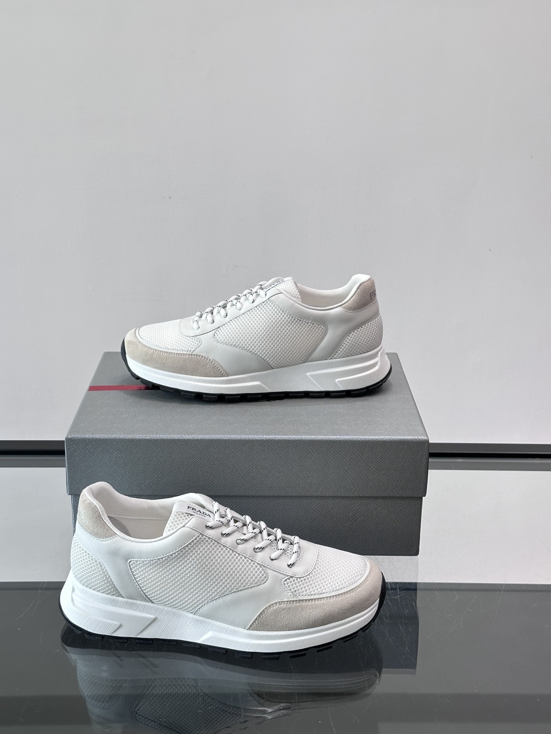 👟Prada男士休闲运动鞋，牛皮+尼龙网布拼接，质感与透气性兼具，简约大气，金属孔眼+棉质鞋带，细节满分