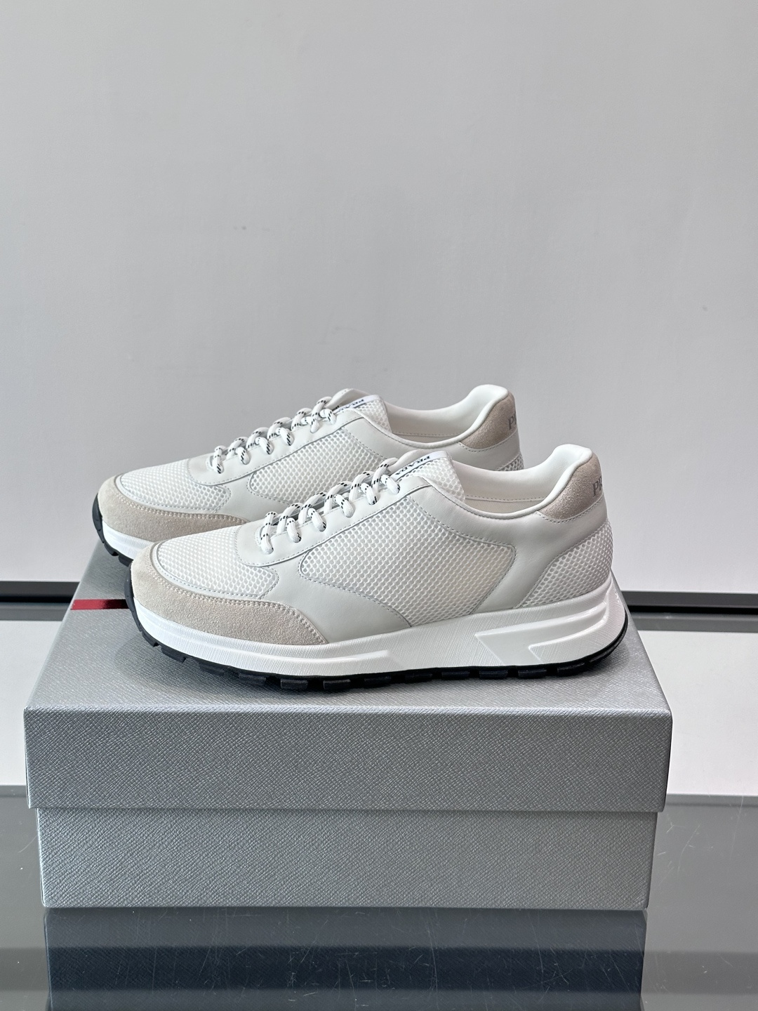 👟Prada男士休闲运动鞋，牛皮+尼龙网布拼接，质感与透气性兼具，简约大气，金属孔眼+棉质鞋带，细节满分