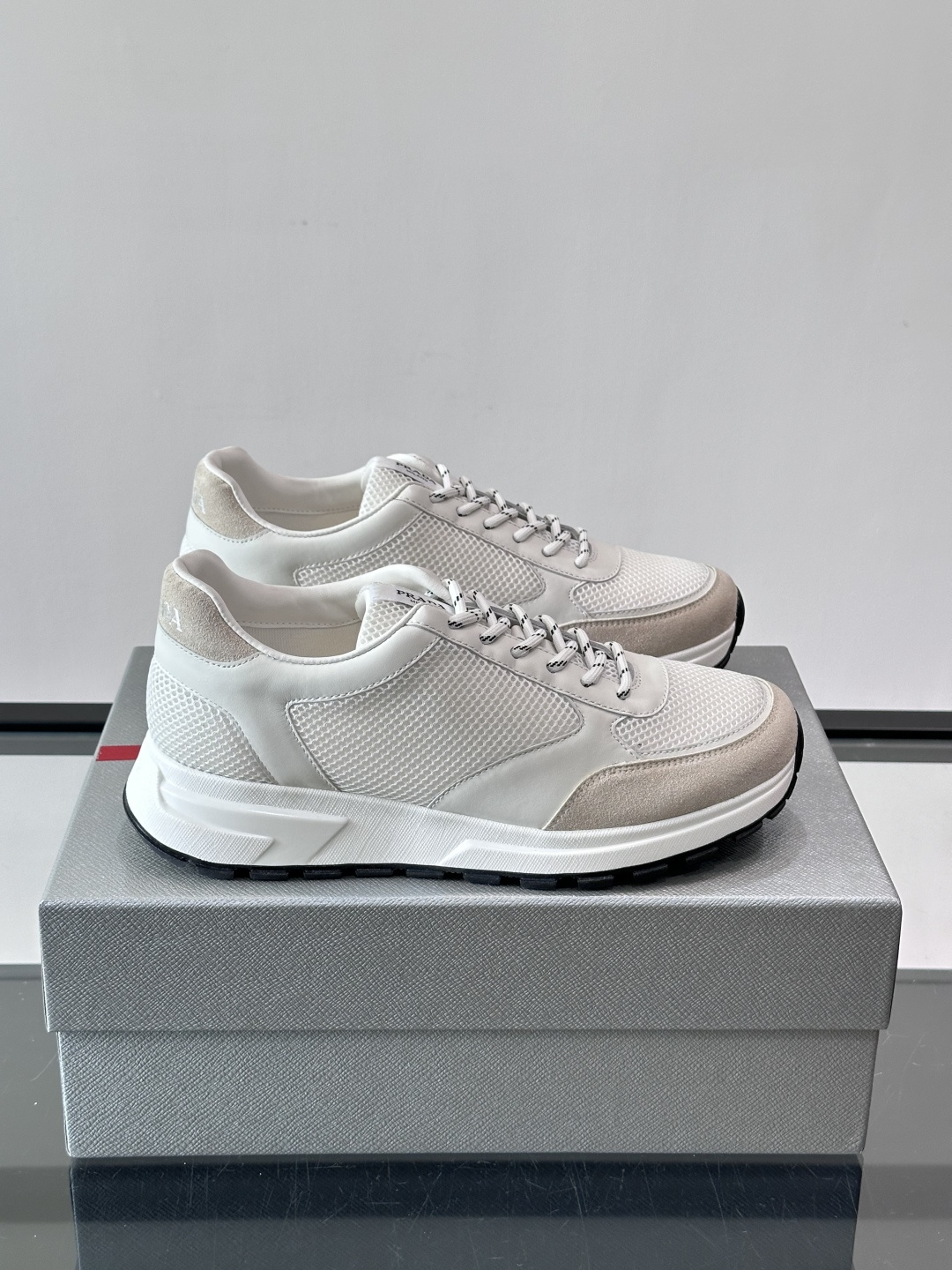 👟Prada男士休闲运动鞋，牛皮+尼龙网布拼接，质感与透气性兼具，简约大气，金属孔眼+棉质鞋带，细节满分