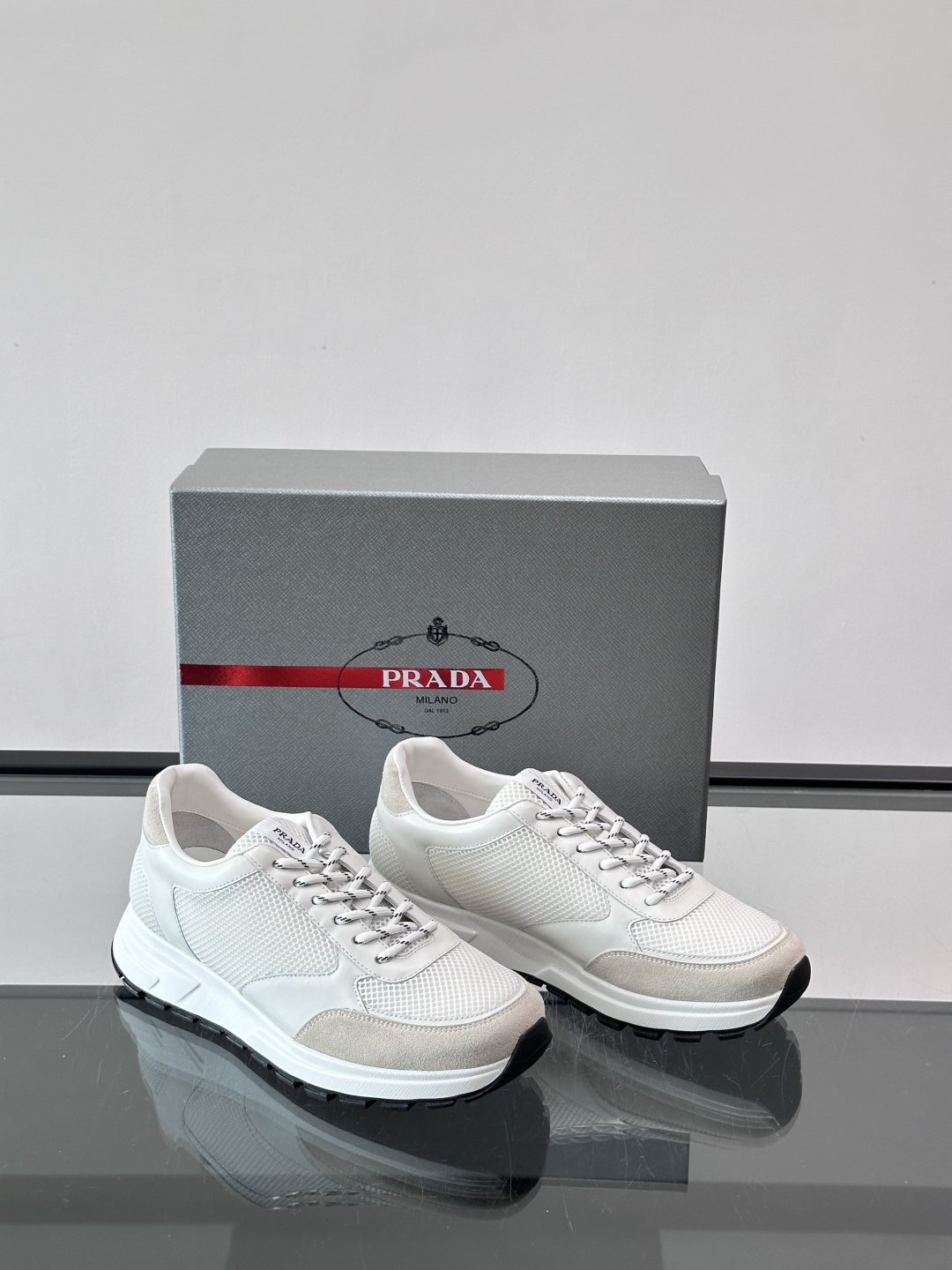 👟Prada男士休闲运动鞋，牛皮+尼龙网布拼接，质感与透气性兼具，简约大气，金属孔眼+棉质鞋带，细节满分