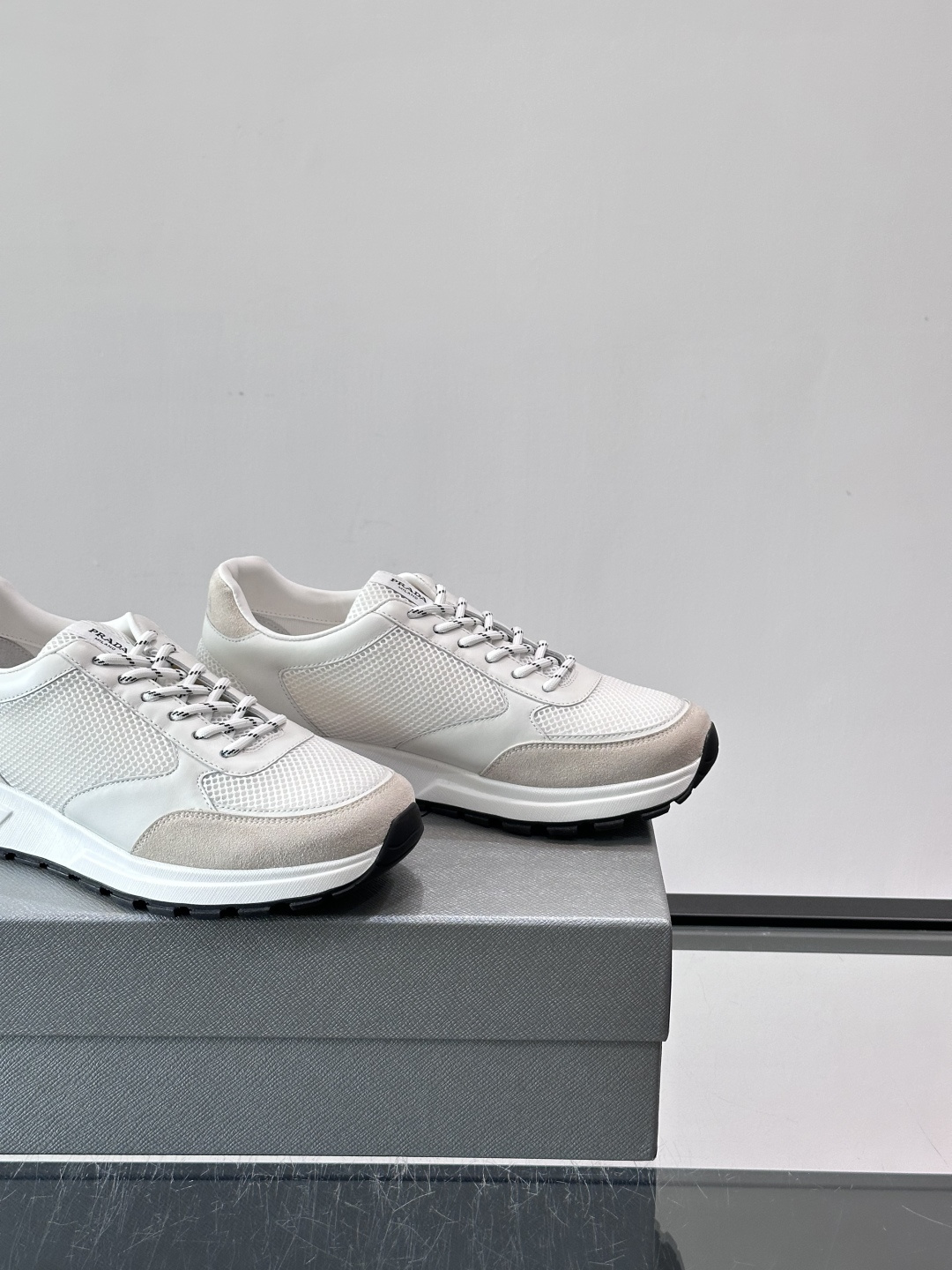 👟Prada男士休闲运动鞋，牛皮+尼龙网布拼接，质感与透气性兼具，简约大气，金属孔眼+棉质鞋带，细节满分