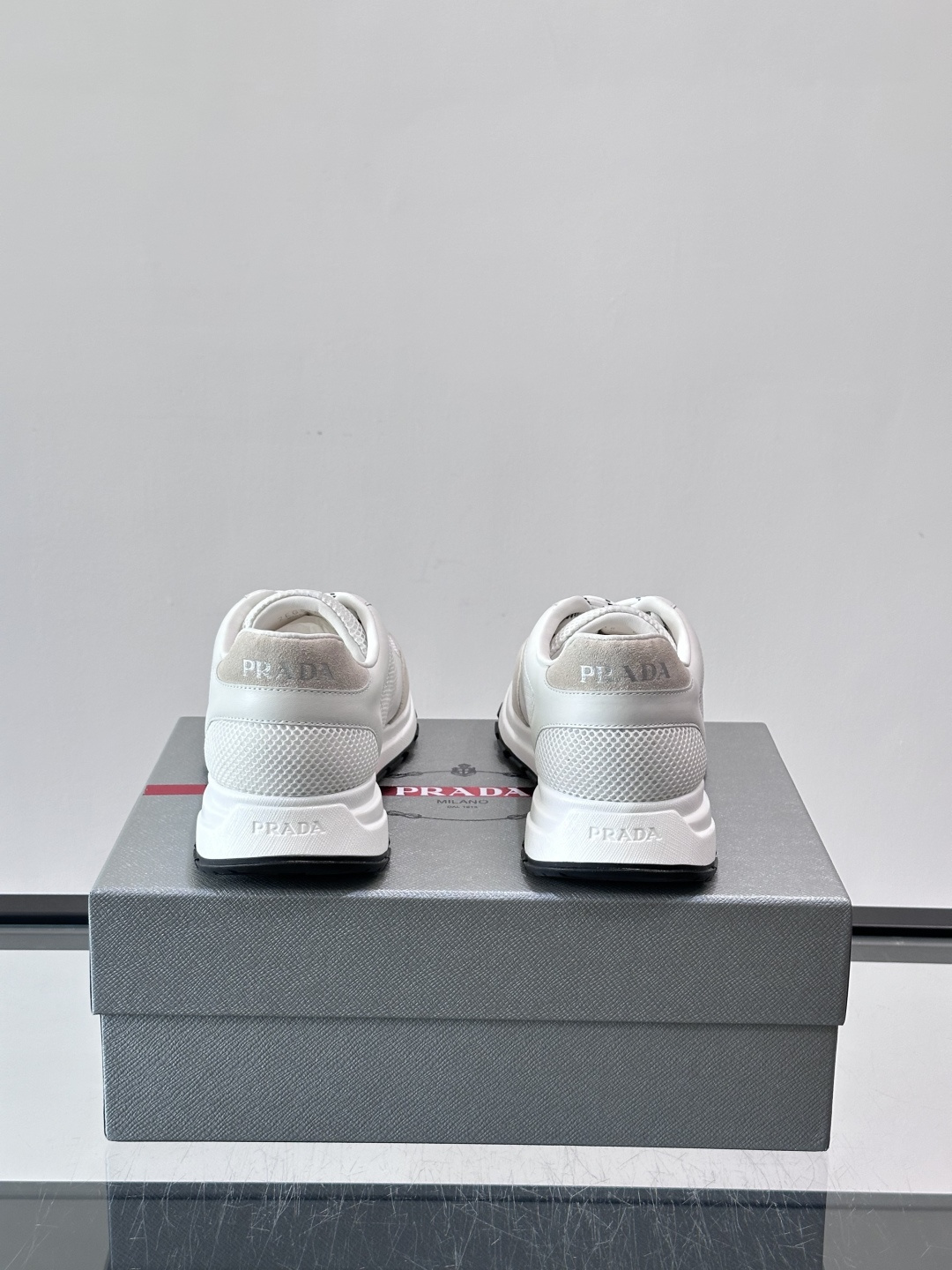 👟Prada男士休闲运动鞋，牛皮+尼龙网布拼接，质感与透气性兼具，简约大气，金属孔眼+棉质鞋带，细节满分