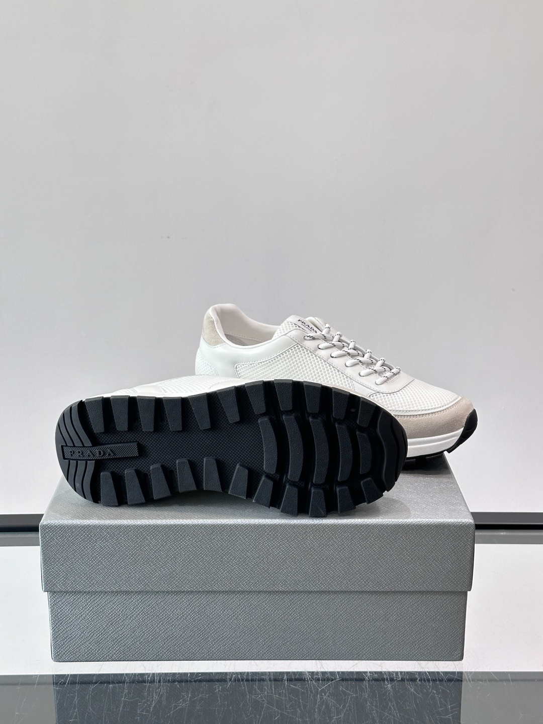 👟Prada男士休闲运动鞋，牛皮+尼龙网布拼接，质感与透气性兼具，简约大气，金属孔眼+棉质鞋带，细节满分