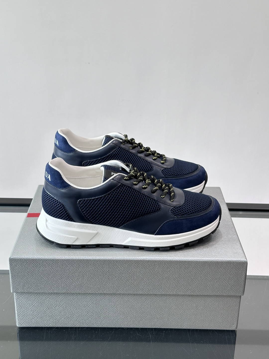 👟Prada男士休闲运动鞋，牛皮+尼龙网布拼接，质感与透气性兼具，简约大气，金属孔眼+棉质鞋带，细节满分