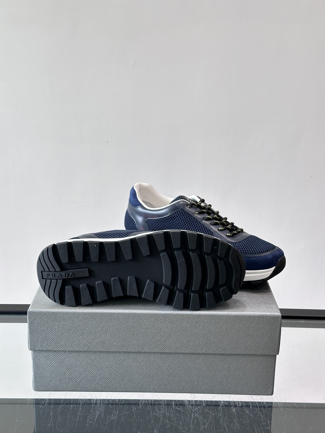 👟Prada男士休闲运动鞋，牛皮+尼龙网布拼接，质感与透气性兼具，简约大气，金属孔眼+棉质鞋带，细节满分