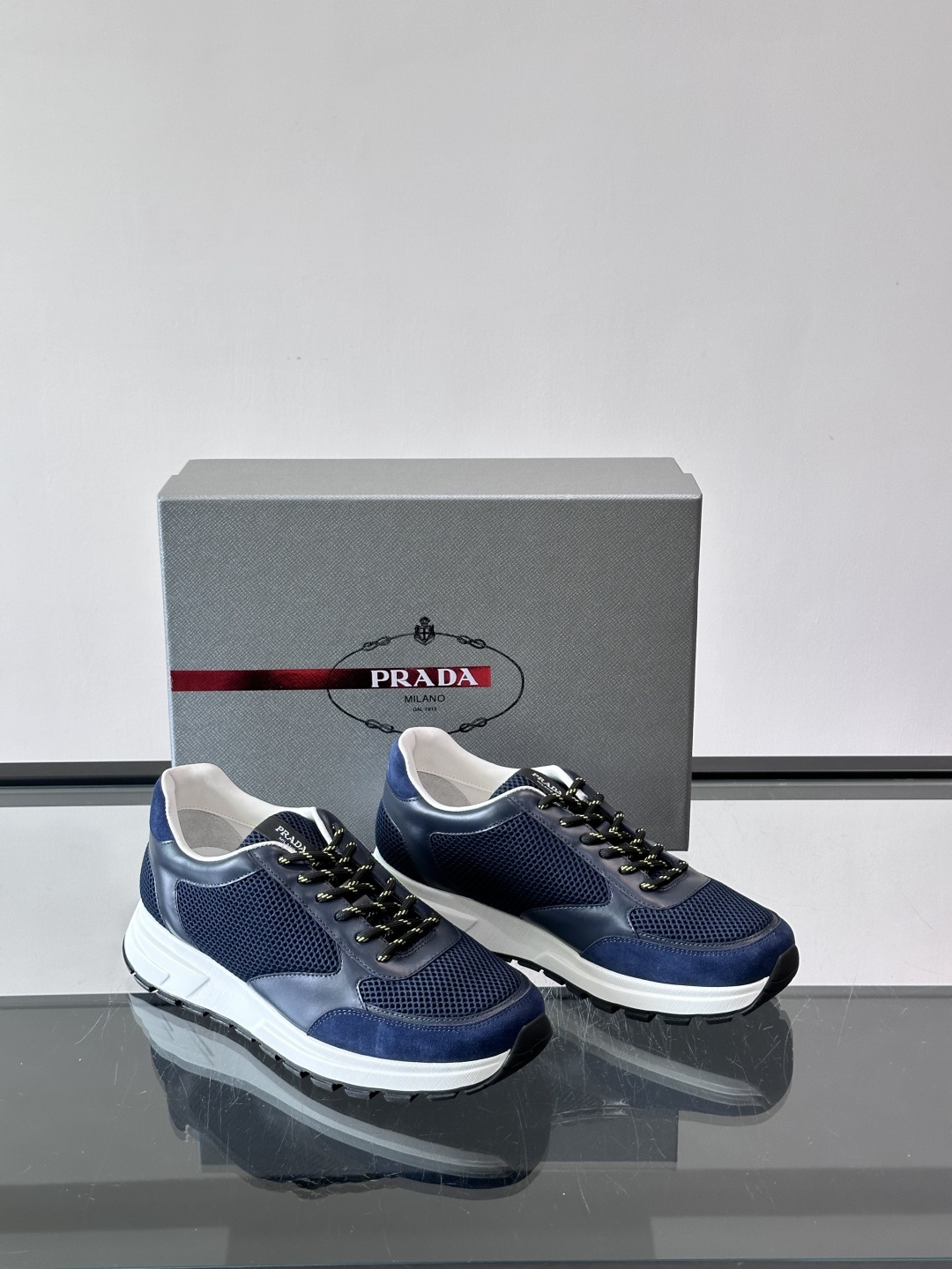 👟Prada男士休闲运动鞋，牛皮+尼龙网布拼接，质感与透气性兼具，简约大气，金属孔眼+棉质鞋带，细节满分